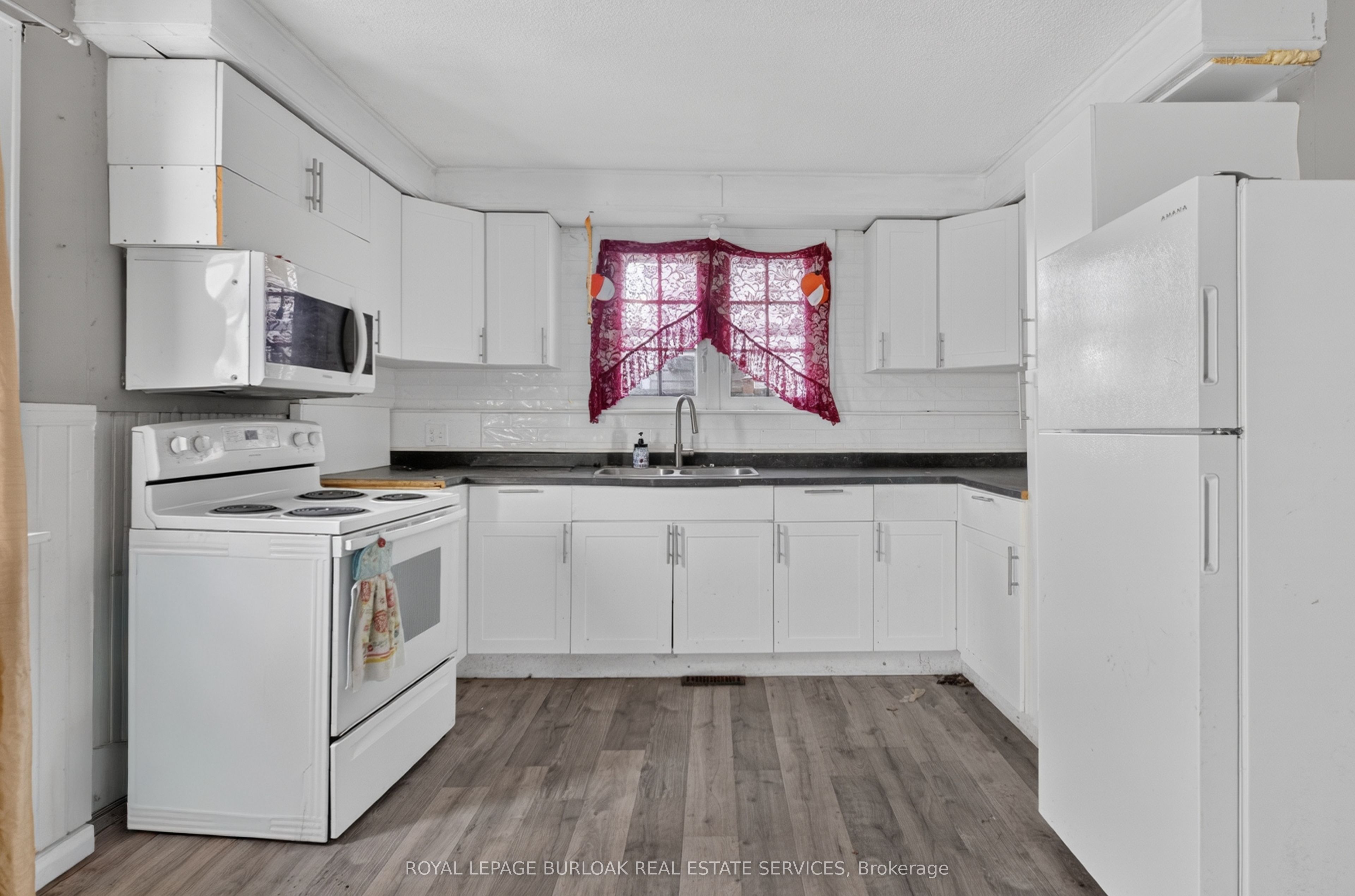 678 Albert Street W Property Photo 6