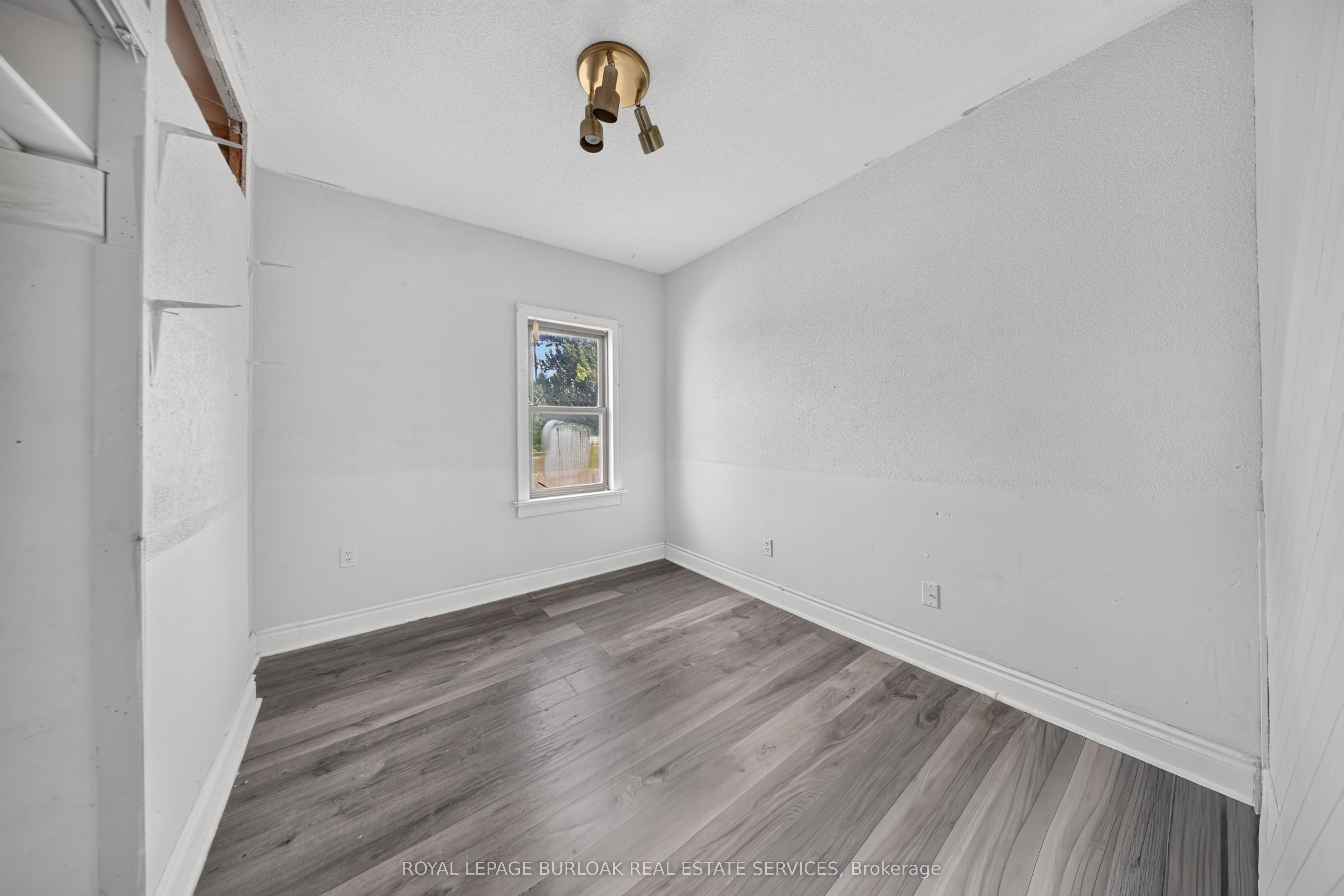 678 Albert Street W Property Photo 12