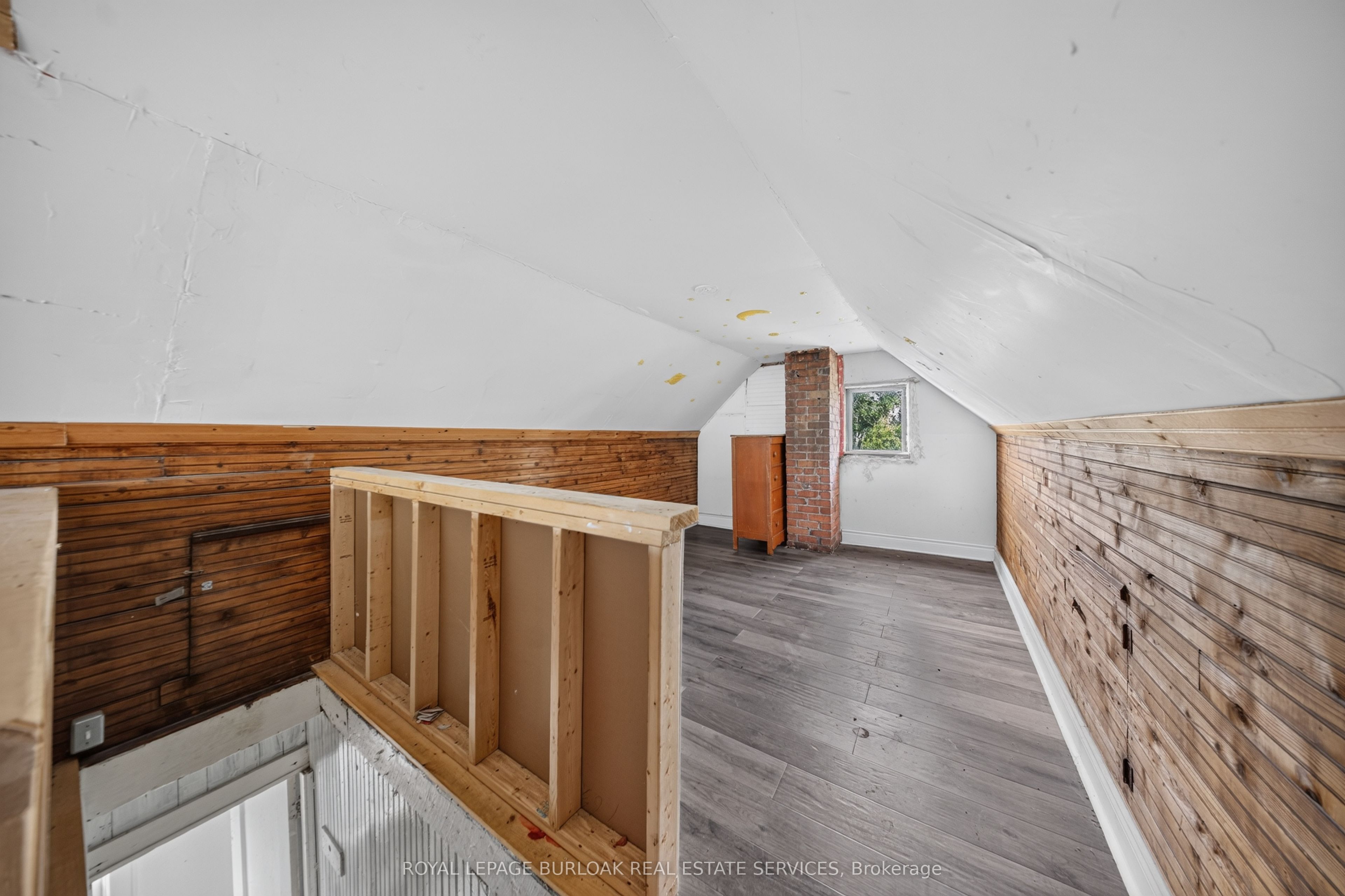 678 Albert Street W Property Photo 14