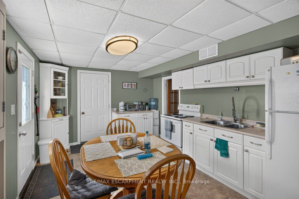 4 Erie Avenue S Property Photo 9