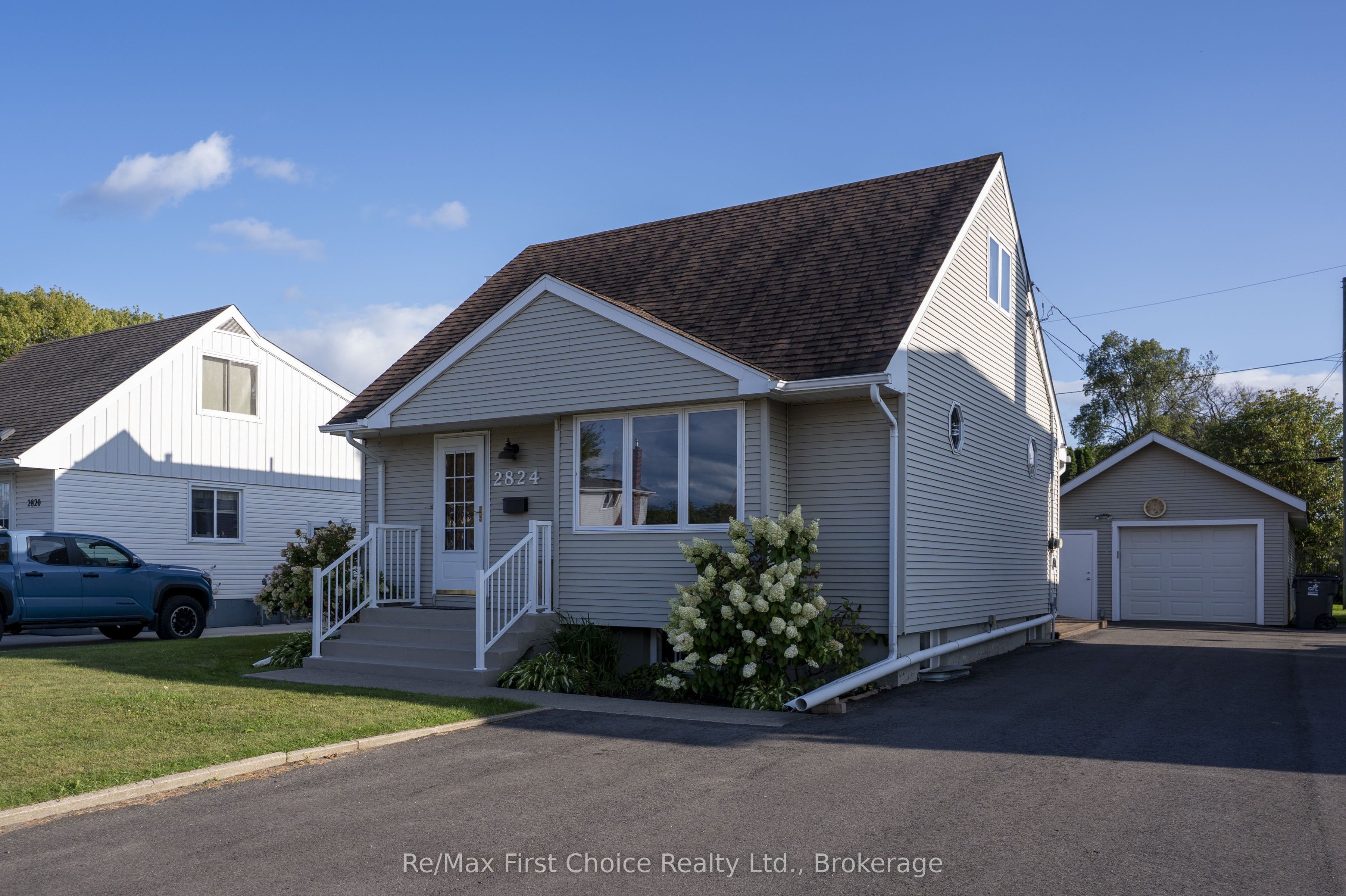 2824 Moodie Street E Property Photo 1