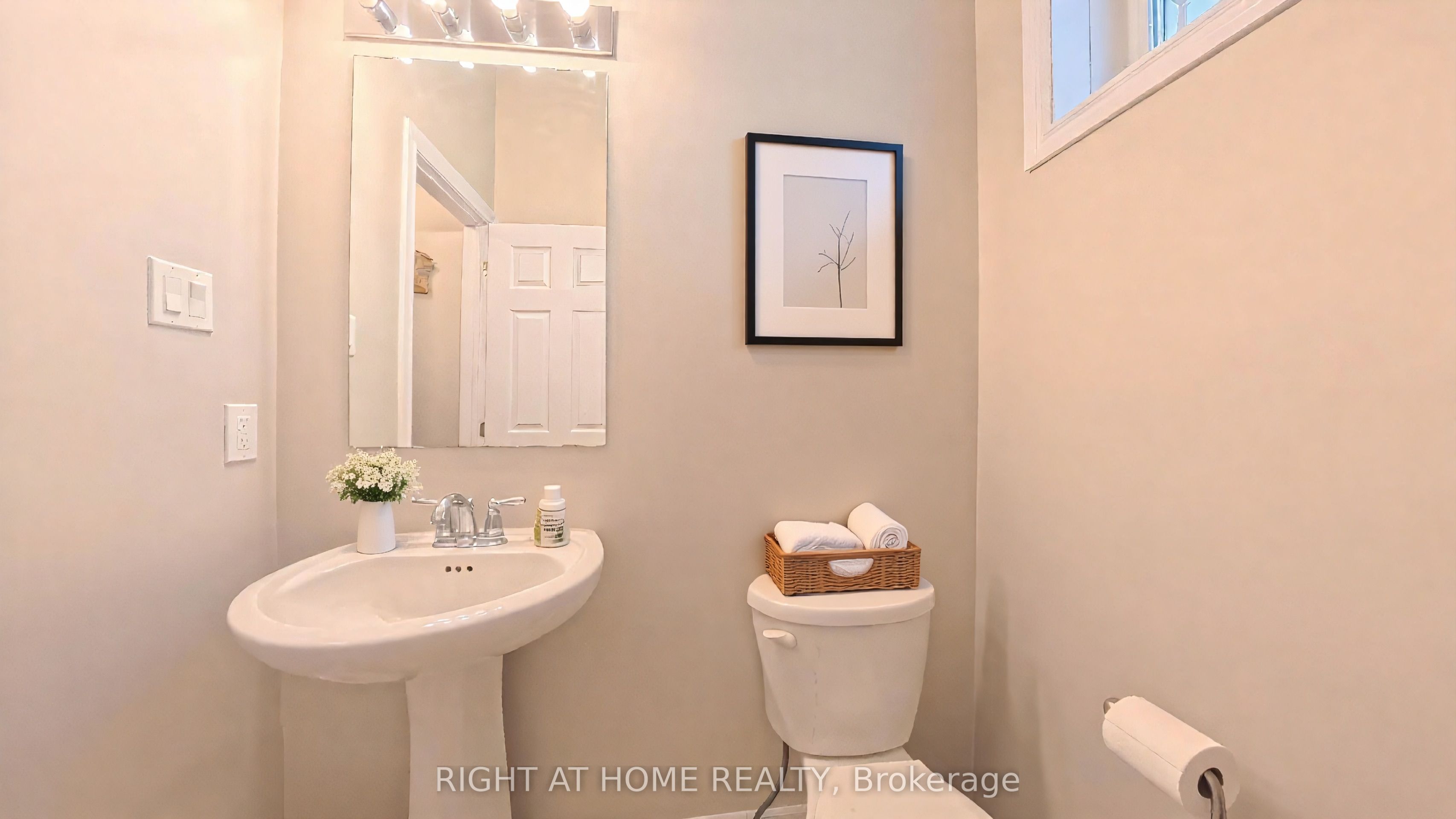566 Dundonald Drive Property Photo 4