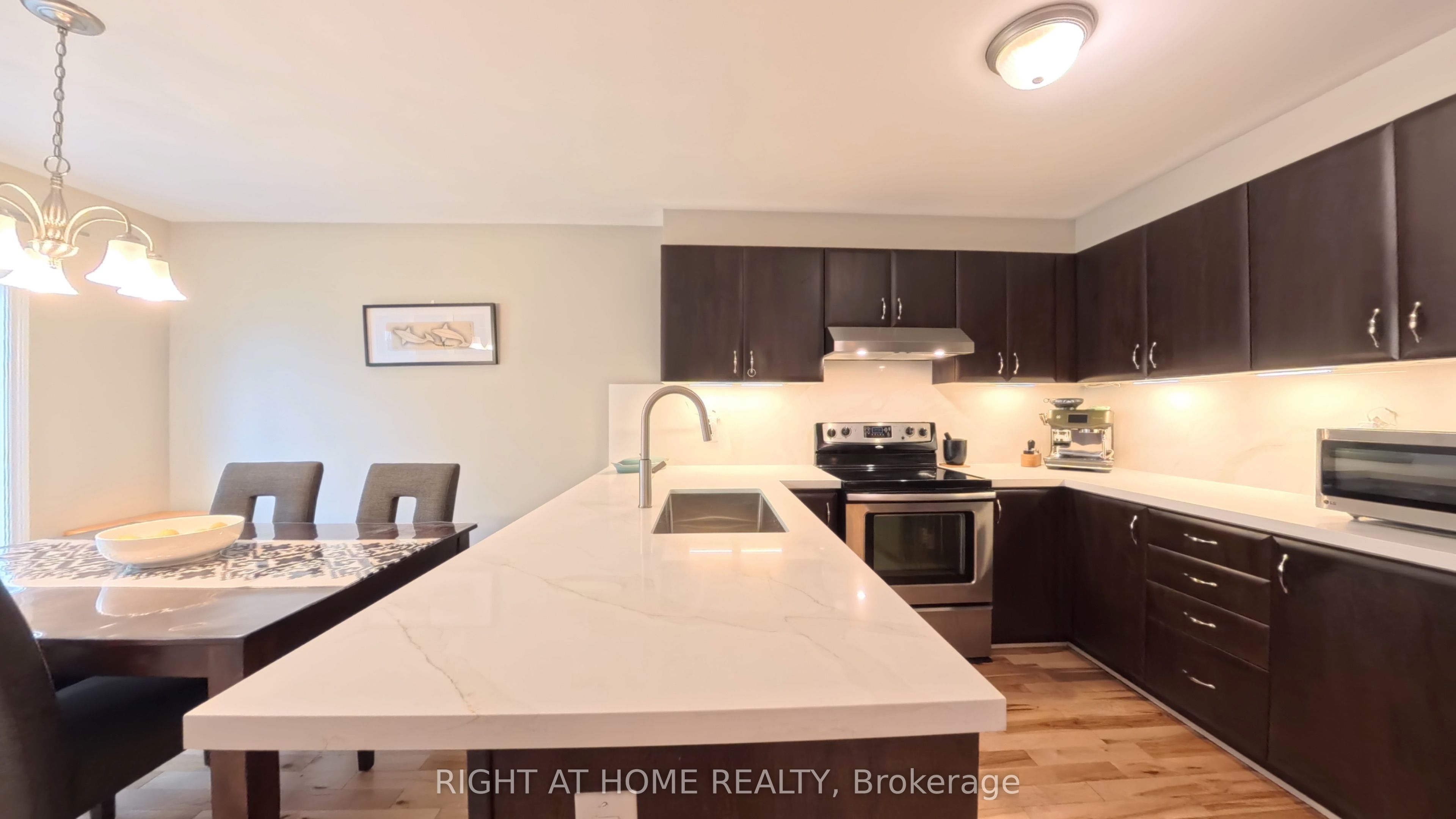 566 Dundonald Drive Property Photo 7