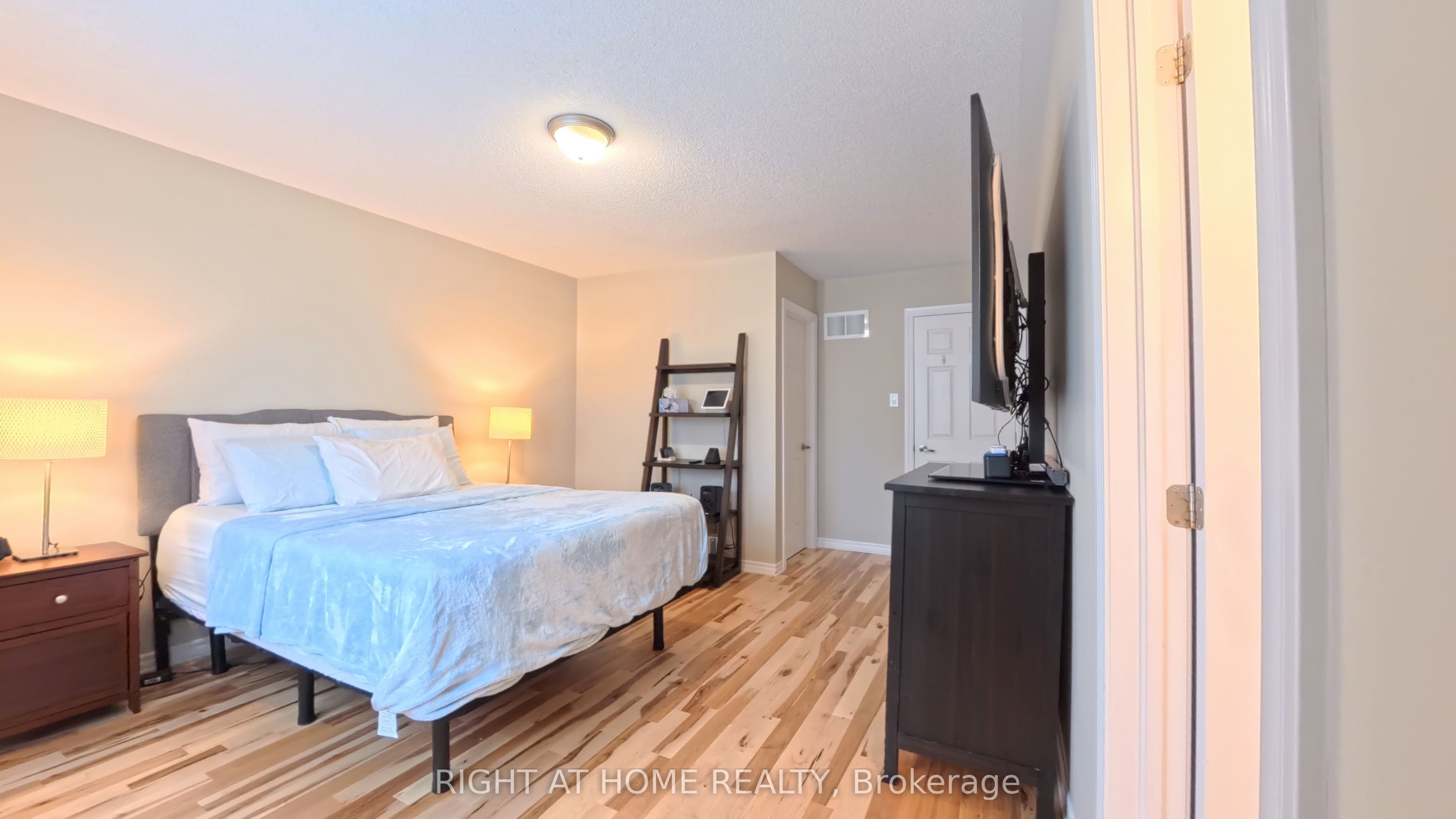 566 Dundonald Drive Property Photo 15