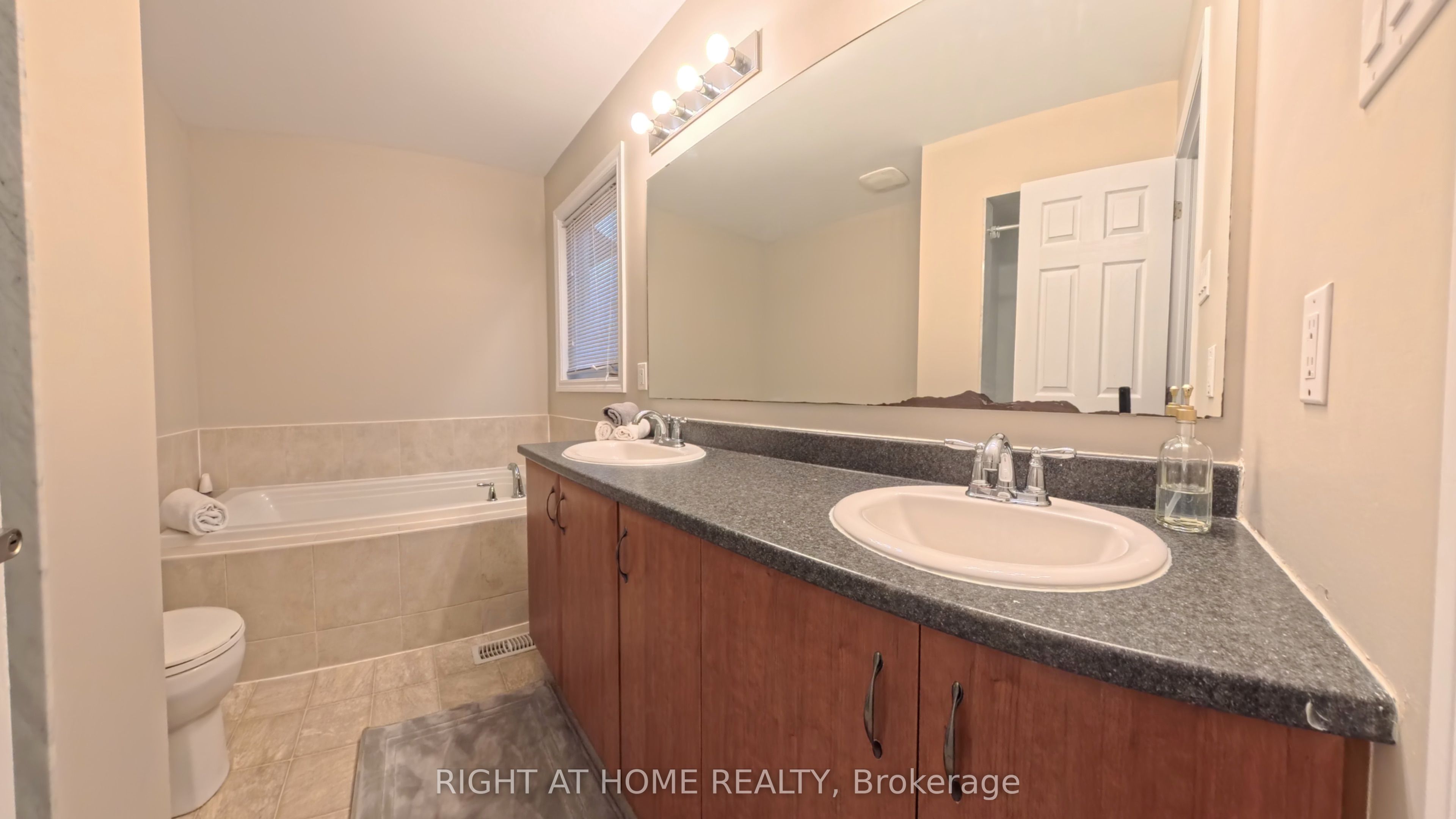 566 Dundonald Drive Property Photo 18