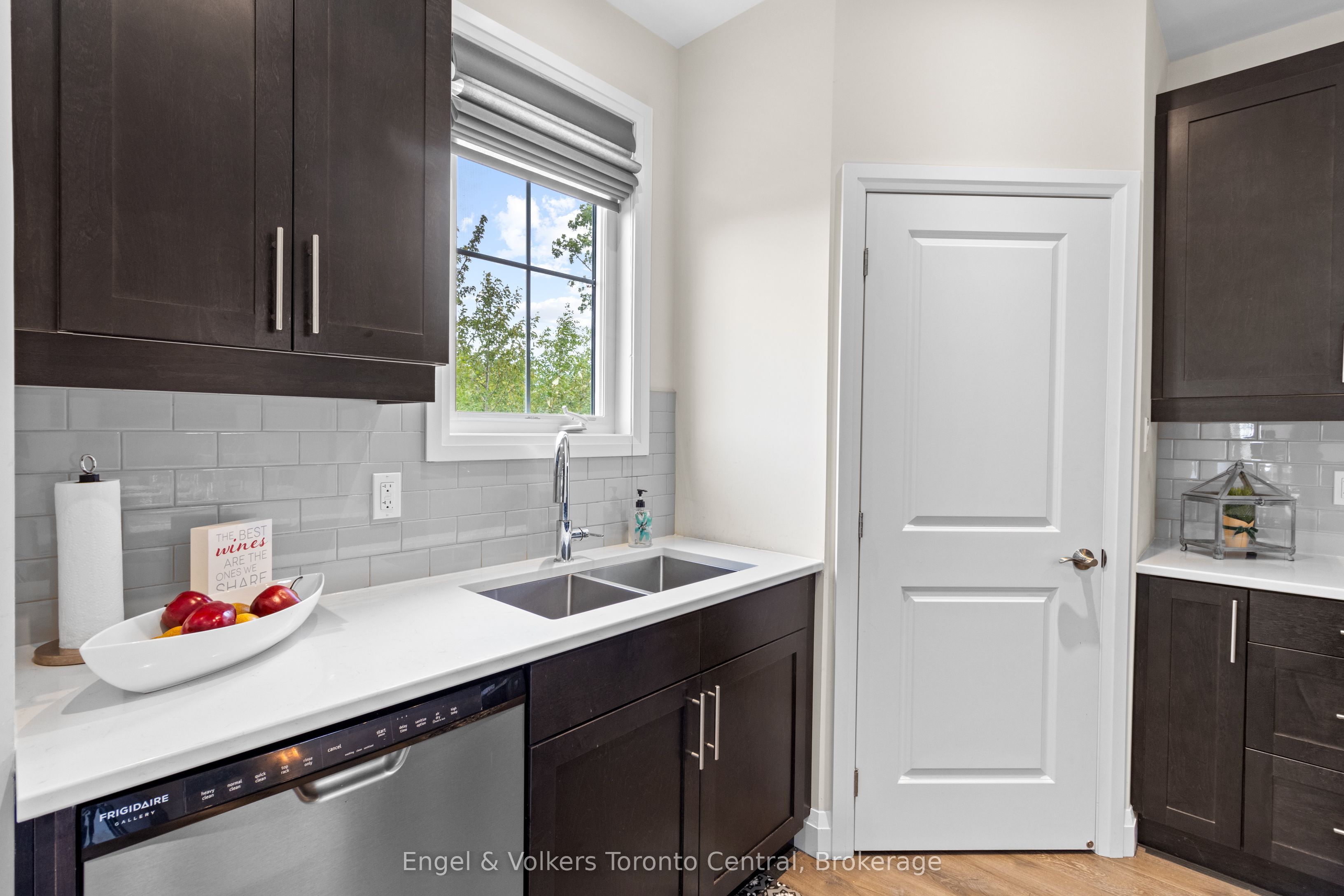 360 Yellow Birch Crescent Property Photo 8
