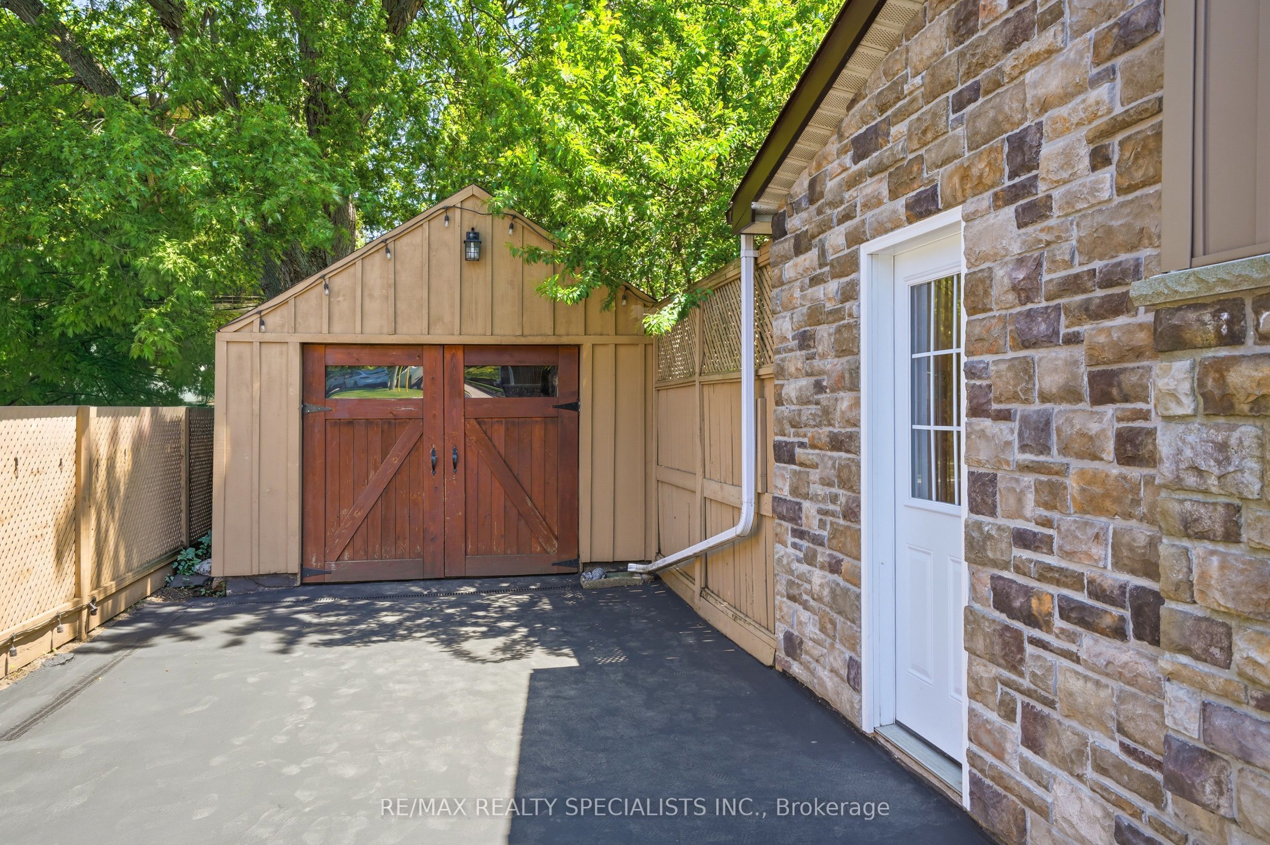 11 Kingsway Boulevard Property Photo 8