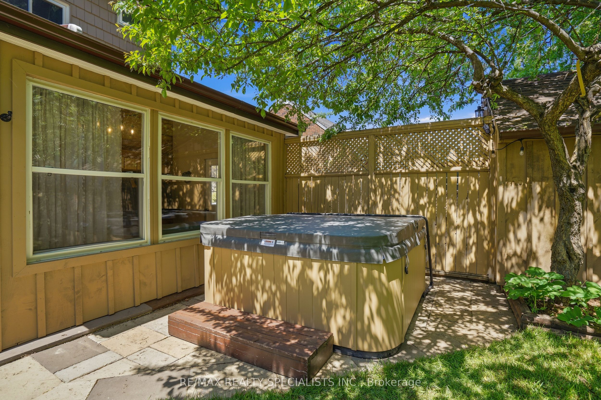 11 Kingsway Boulevard Property Photo 12