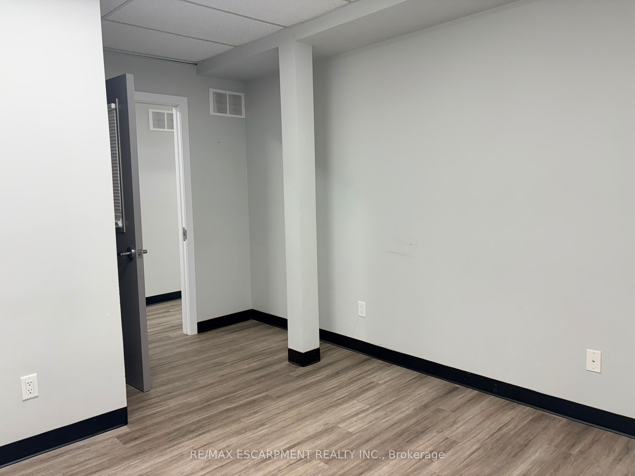 11 Colborne Street N Property Photo 8