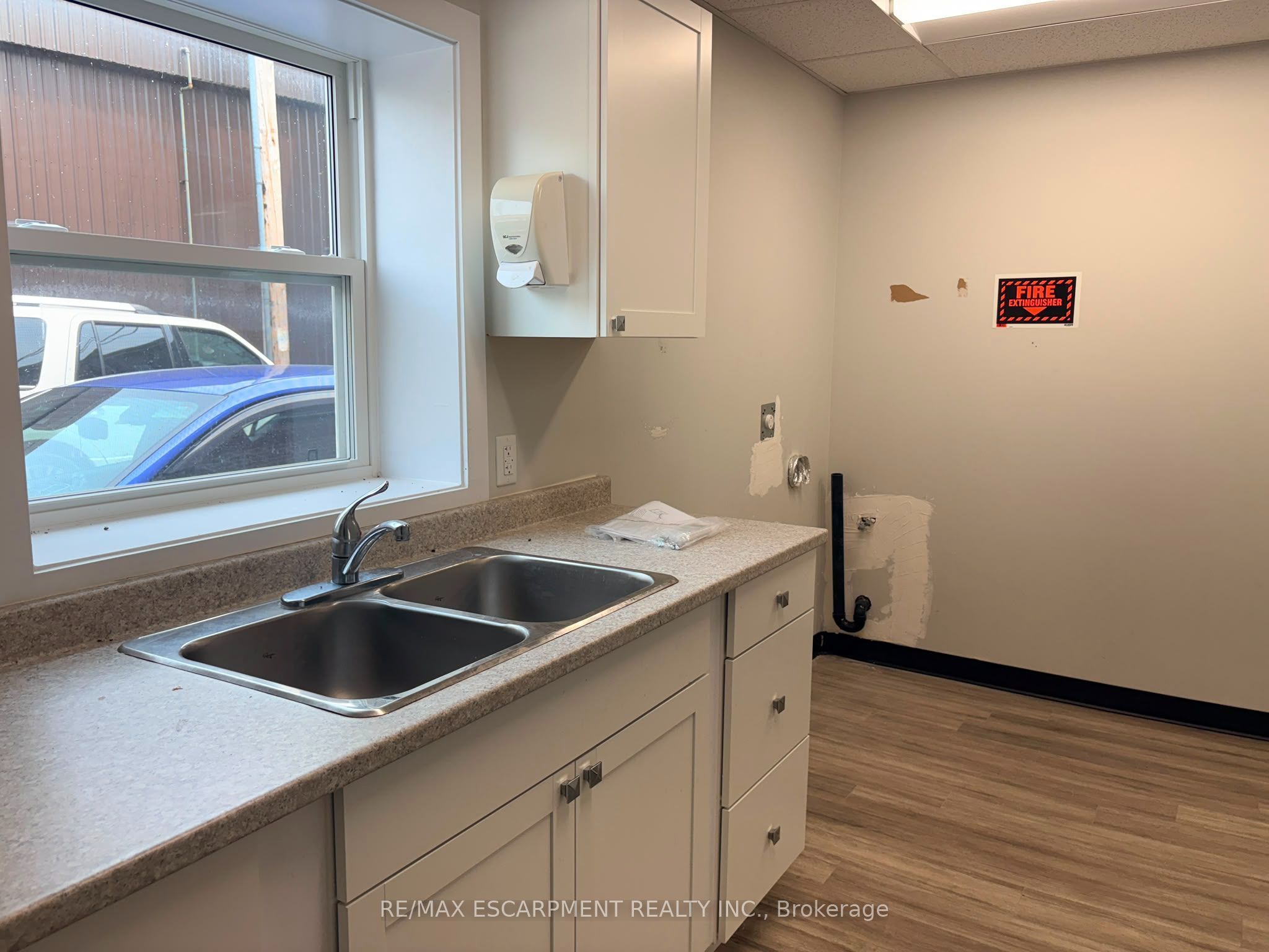 11 Colborne Street N Property Photo 12