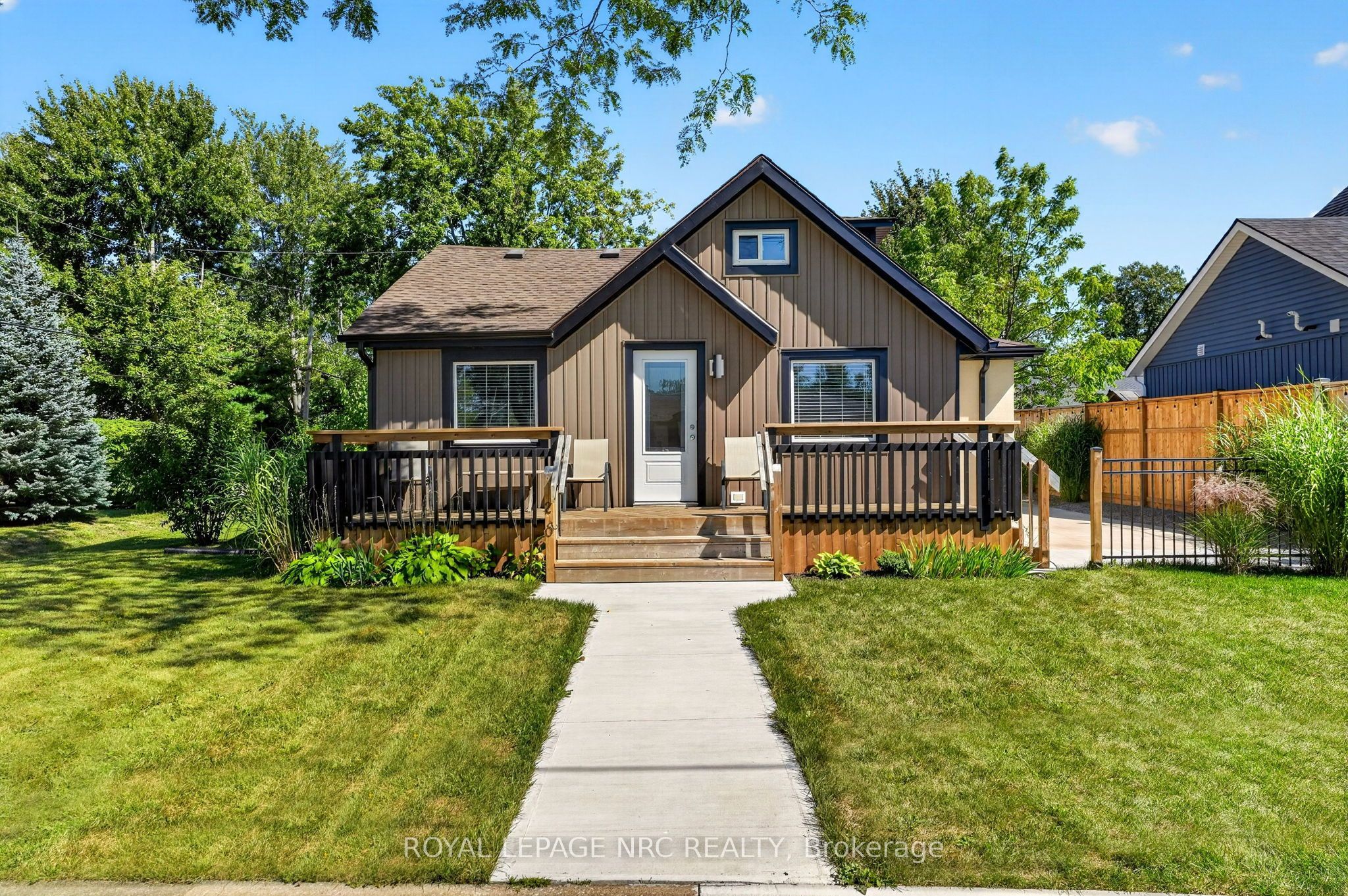 220 ROSEWOOD Avenue Property Photo 1