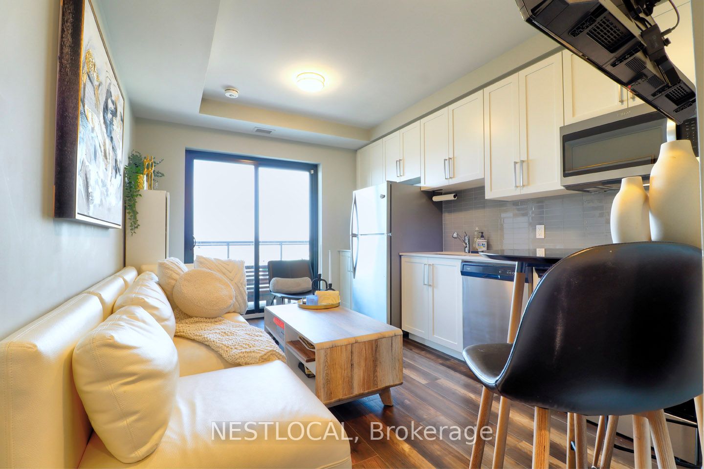 15 Queen Street S 1406 Property Photo 6