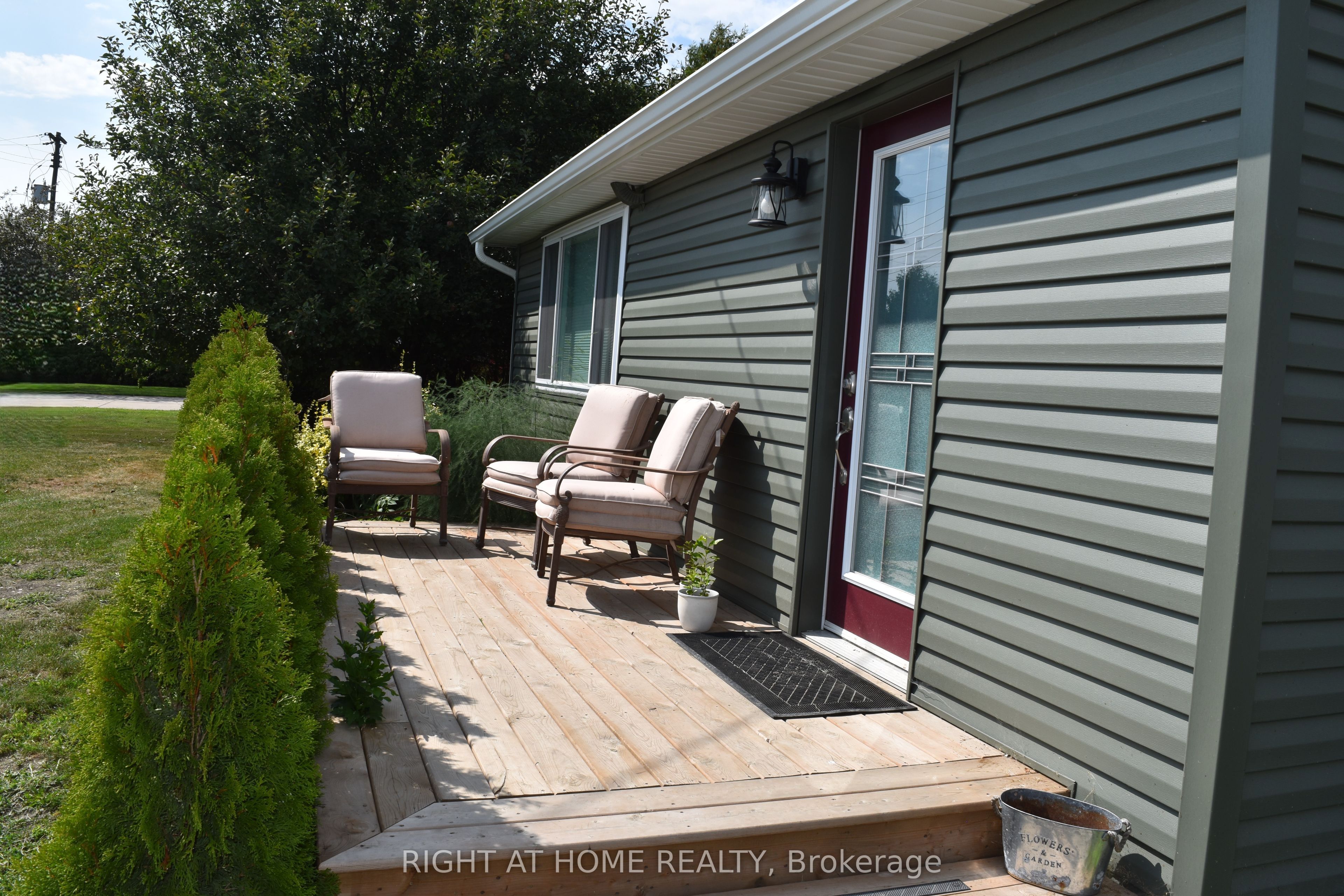 7231 Baseline Road E Property Photo 6