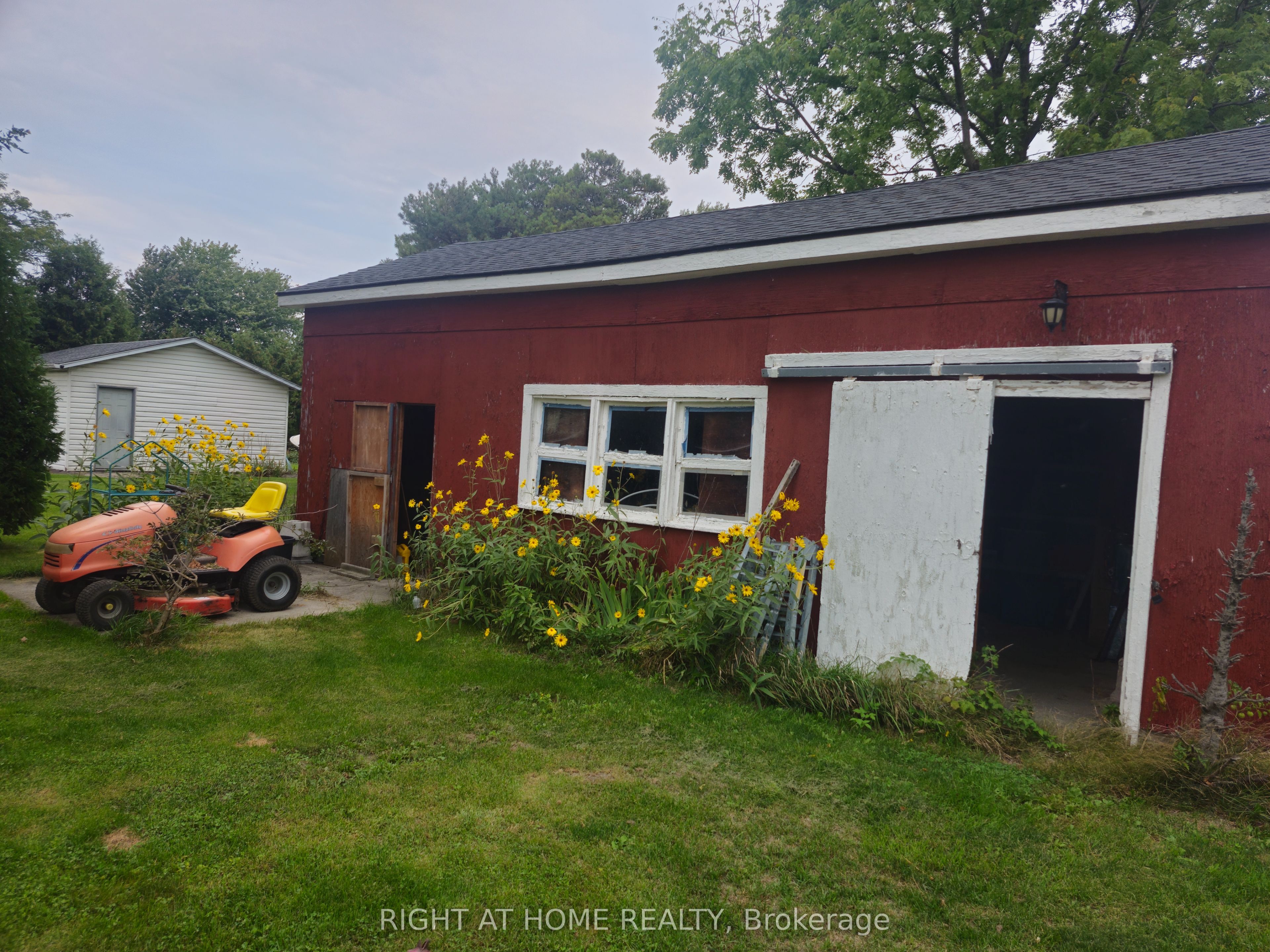 7231 Baseline Road E Property Photo 36