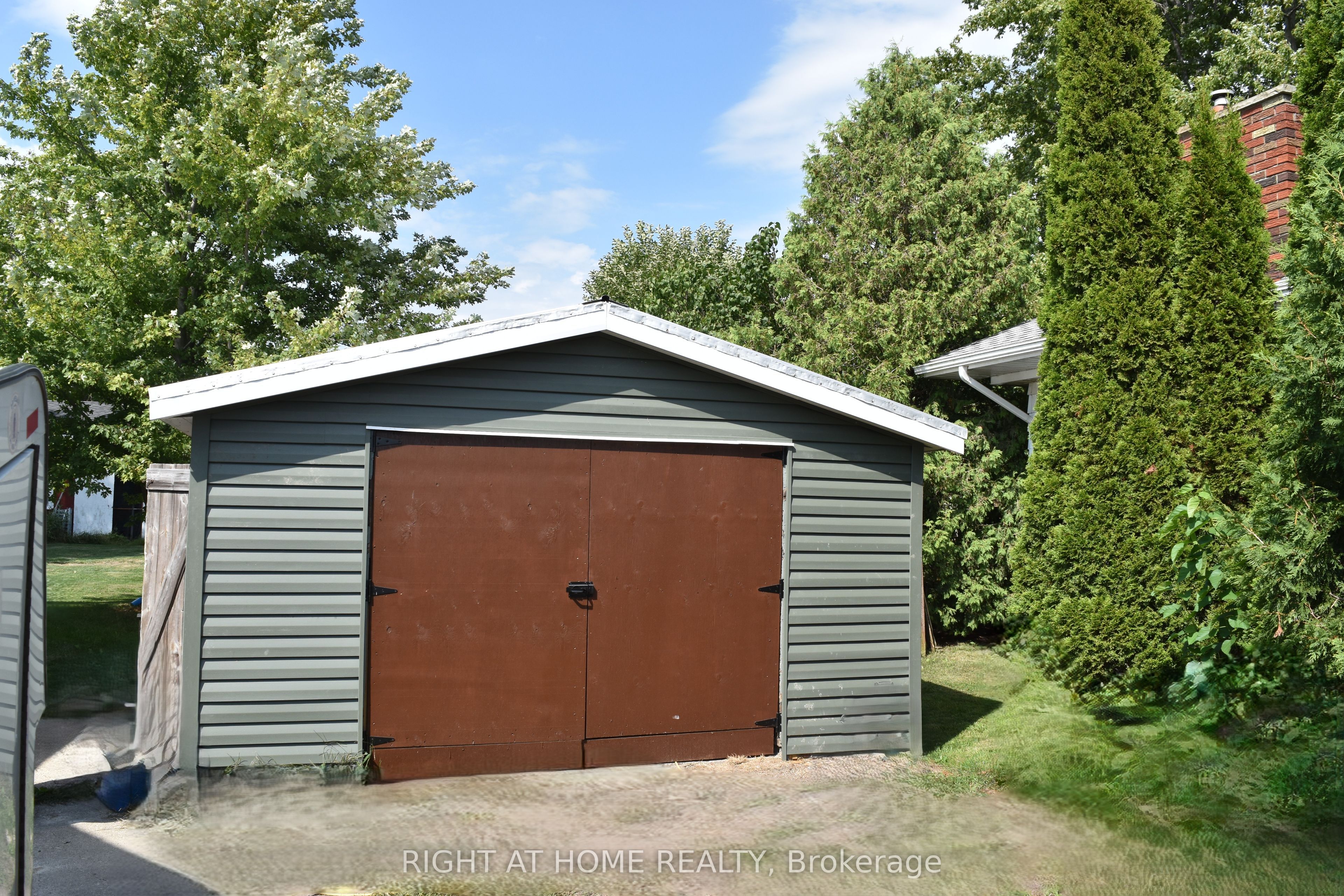 7231 Baseline Road E Property Photo 39