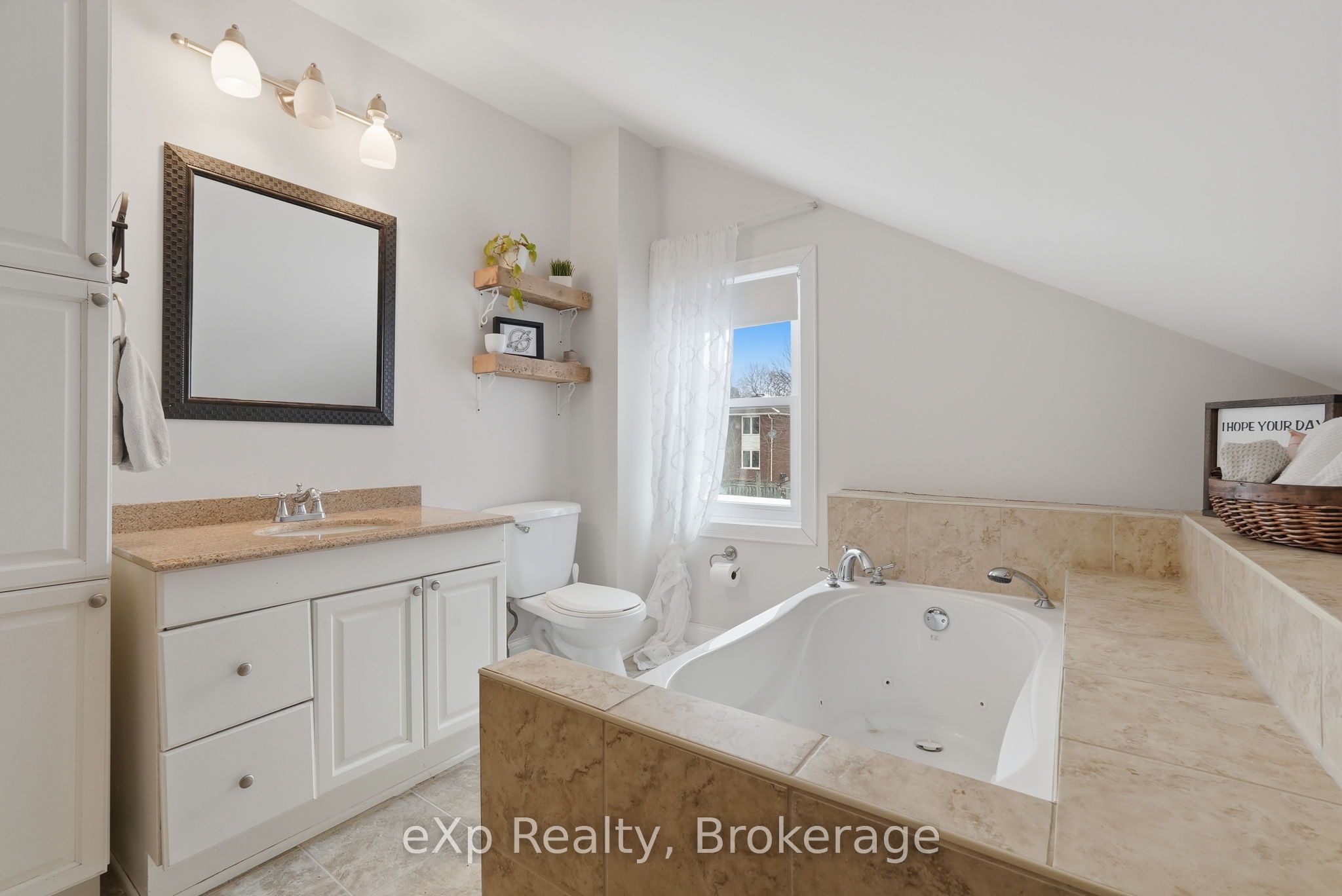 255 Waterloo Street Property Photo 31