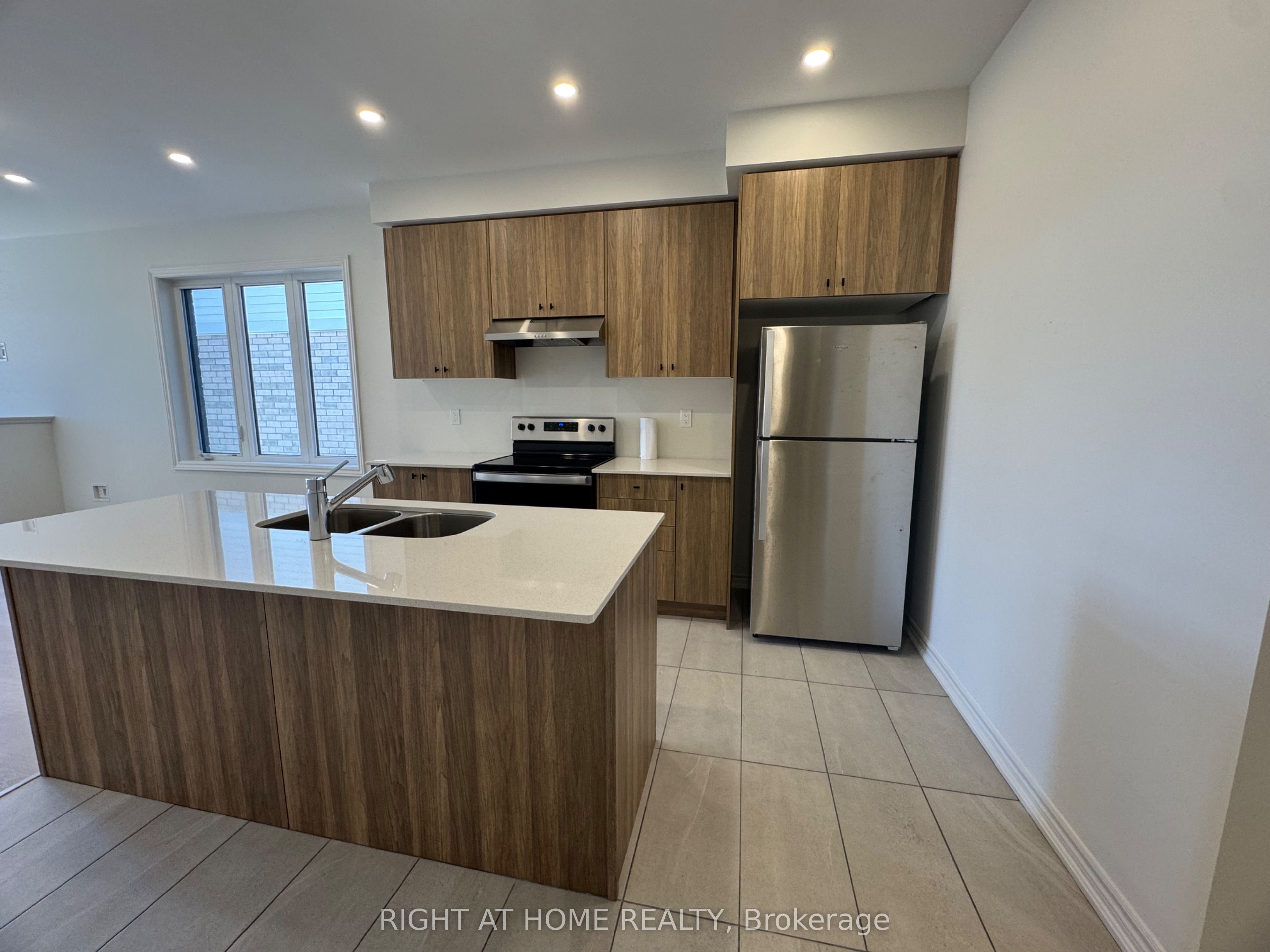 60 Debois Street Main Property Photo 13