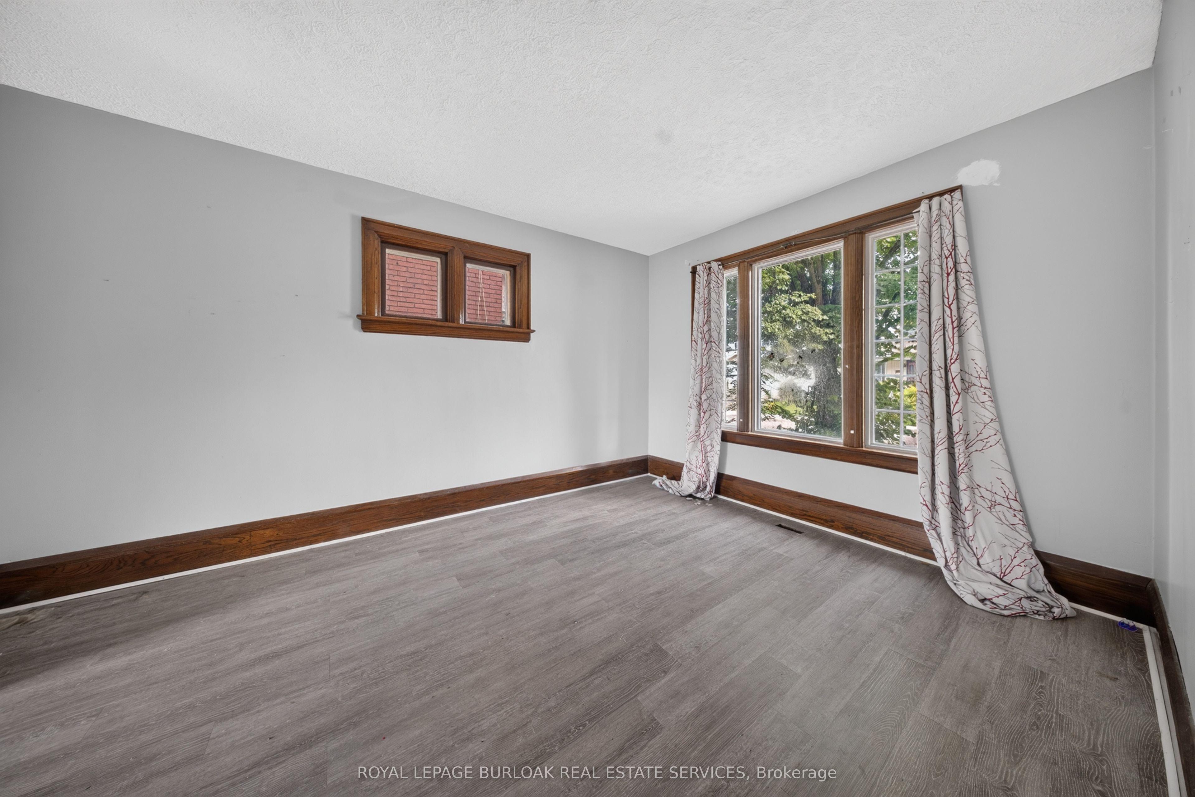 145 Albert Street W Property Photo 7