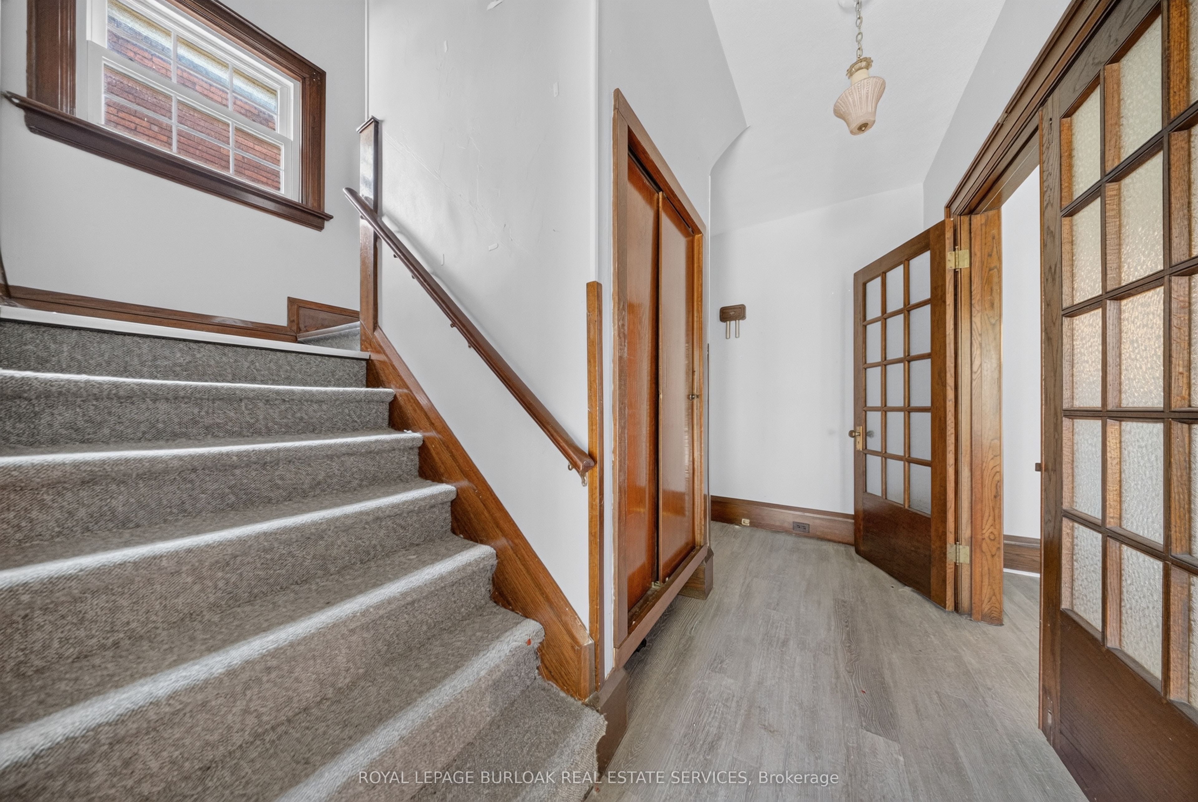 145 Albert Street W Property Photo 11