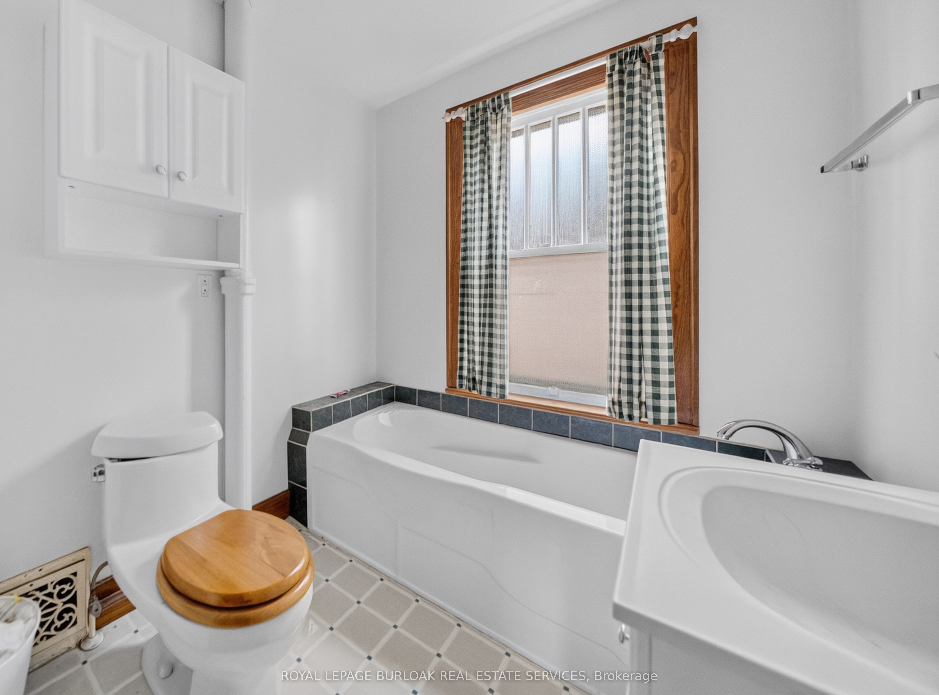 145 Albert Street W Property Photo 20