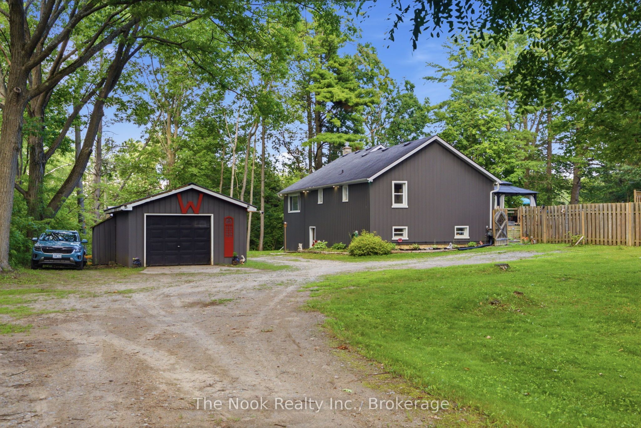 5203 Valleyview Crescent Property Photo 3