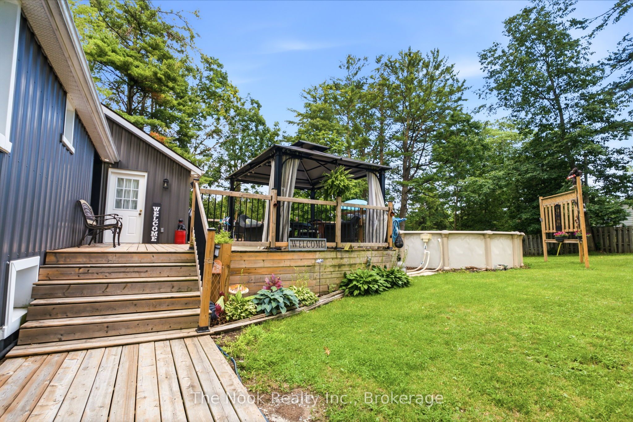 5203 Valleyview Crescent Property Photo 4