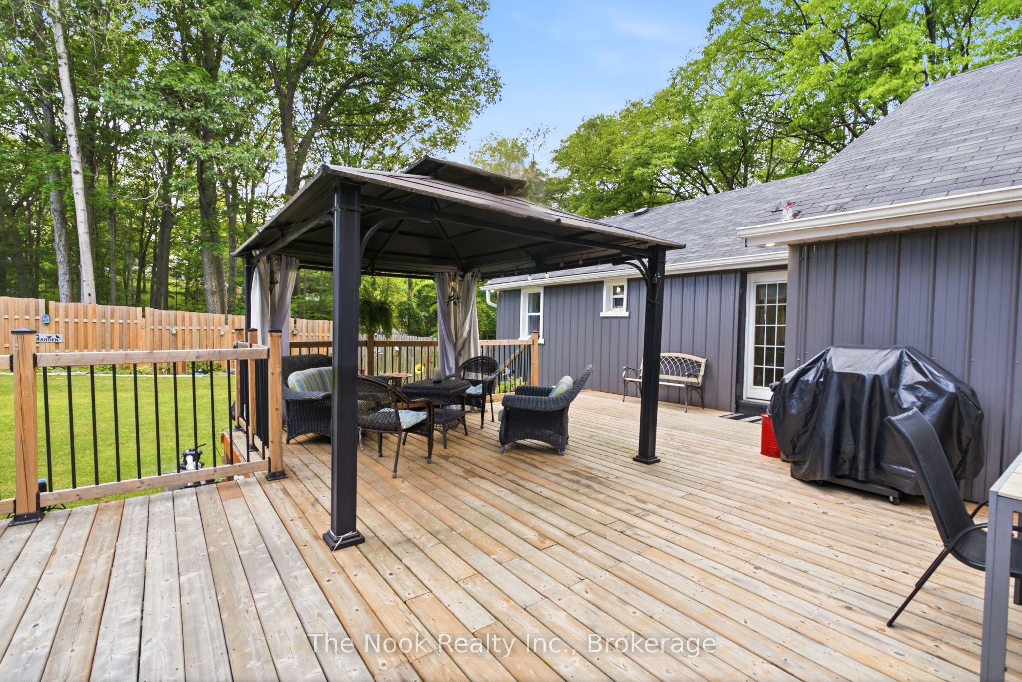 5203 Valleyview Crescent Property Photo 6