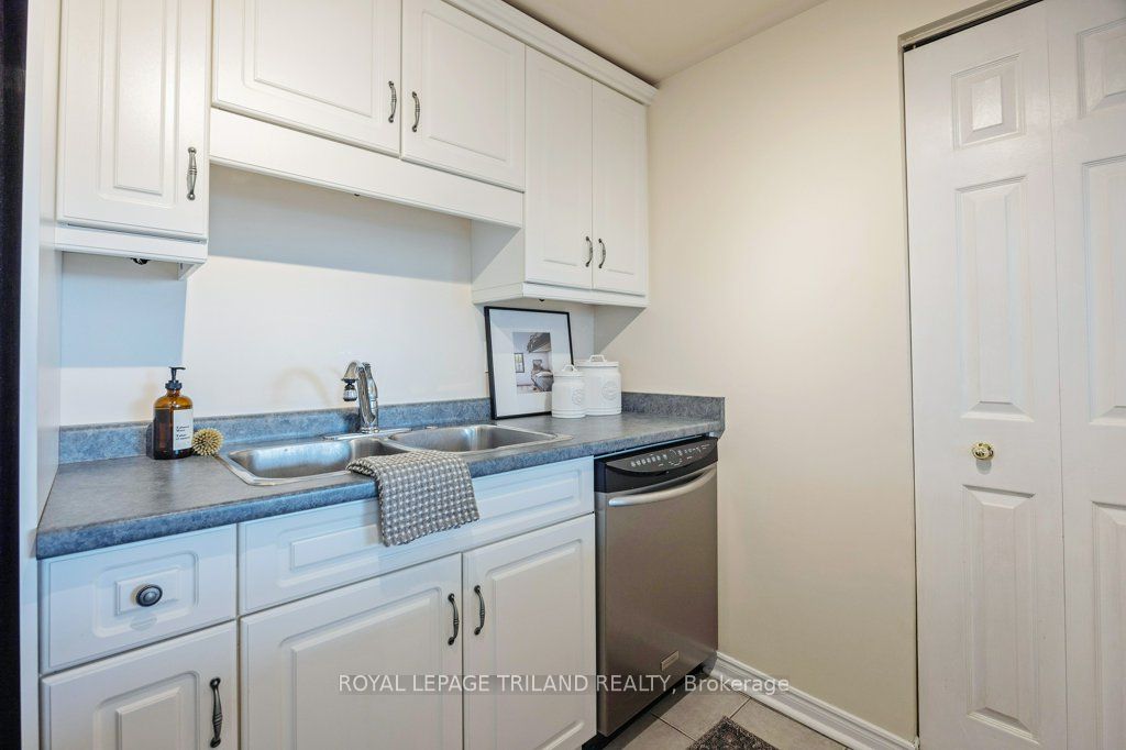 155 Kent Street 1105 Property Photo 16