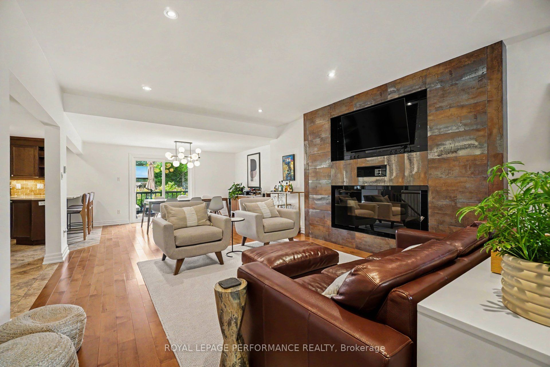 2061 Cabot Street Property Photo 5