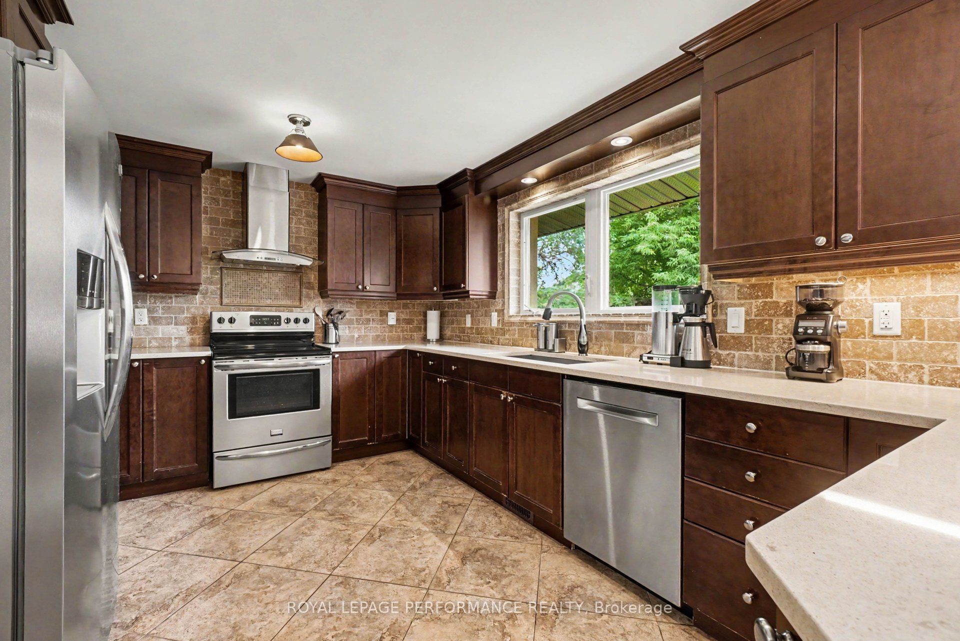 2061 Cabot Street Property Photo 9