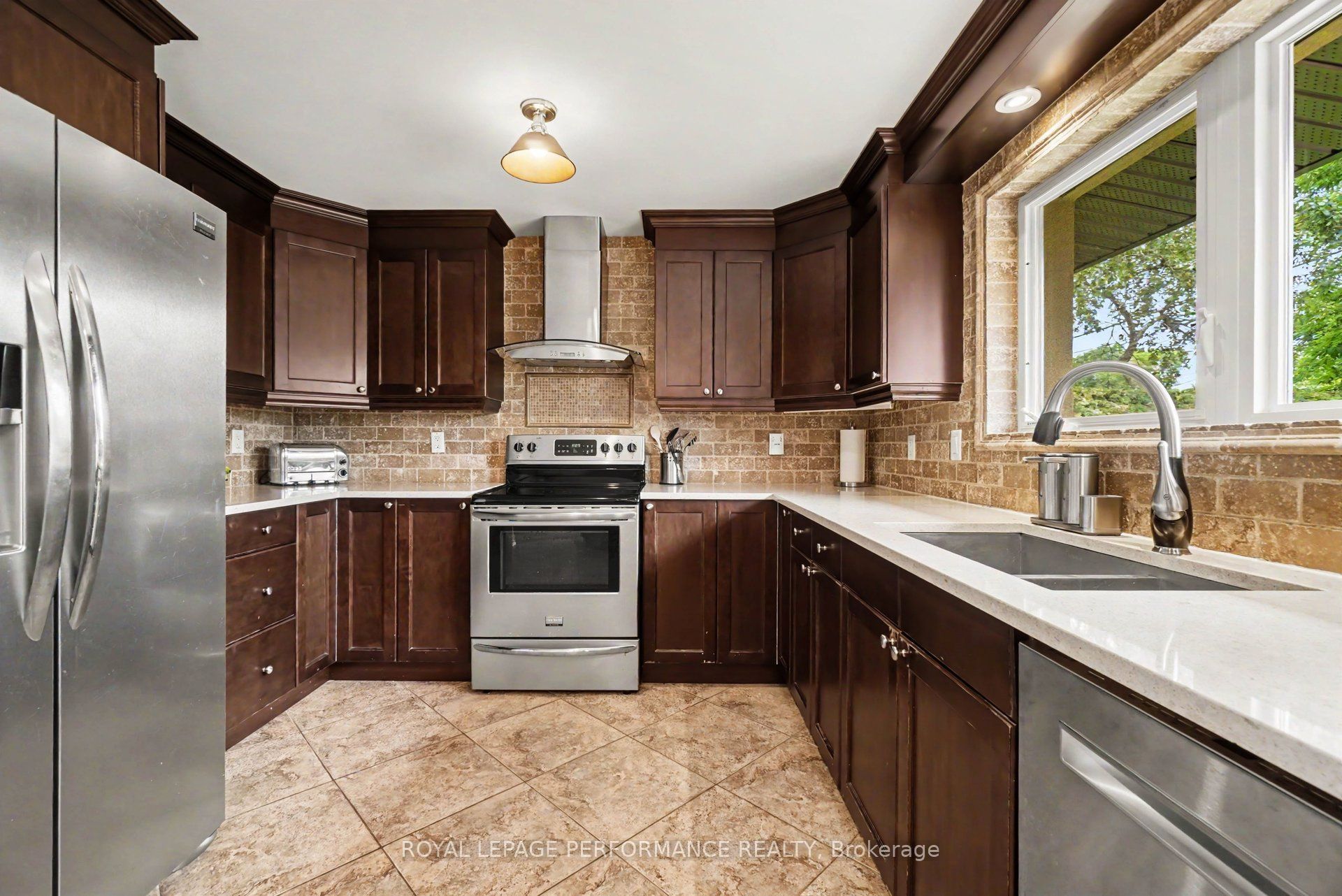 2061 Cabot Street Property Photo 10