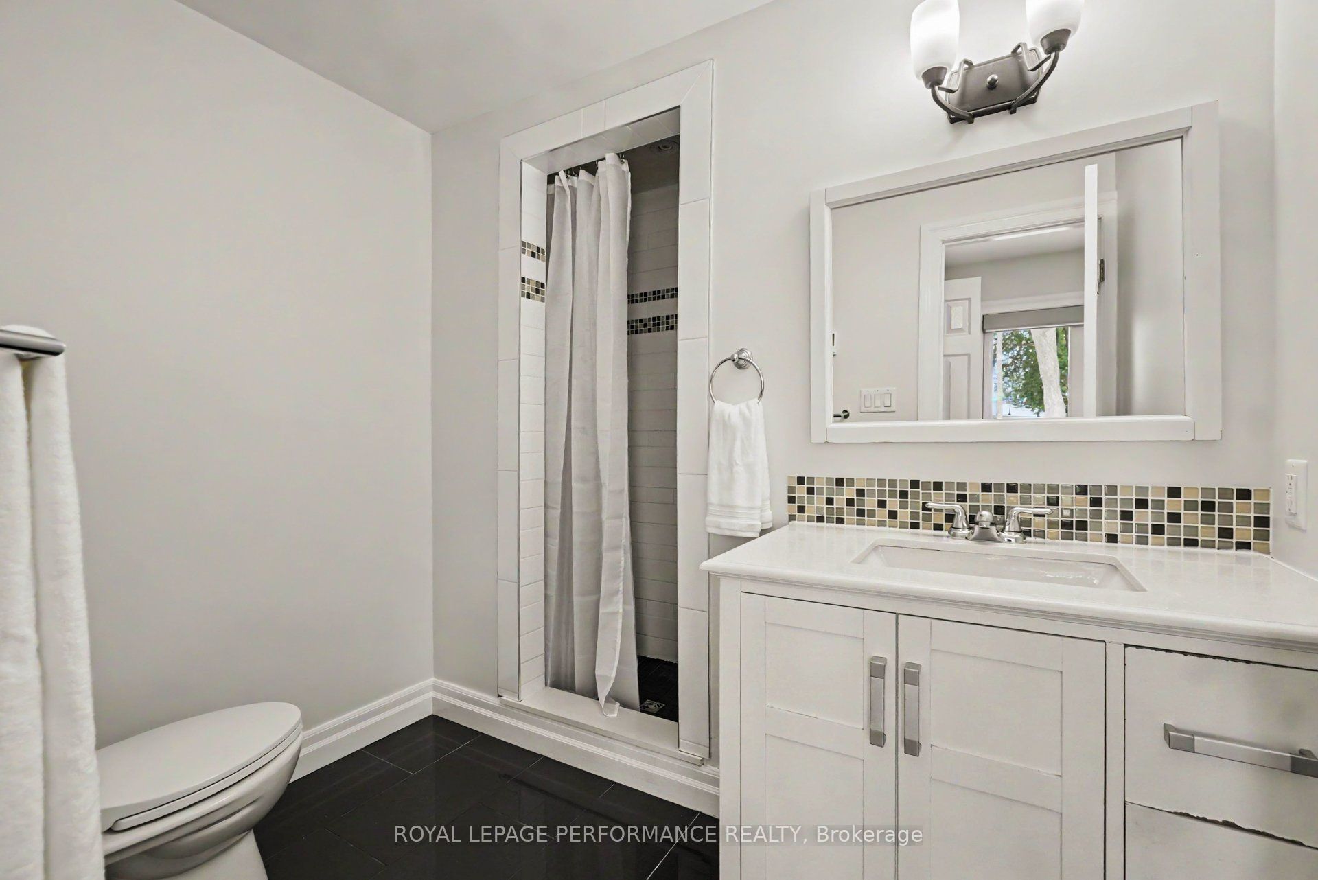 2061 Cabot Street Property Photo 17