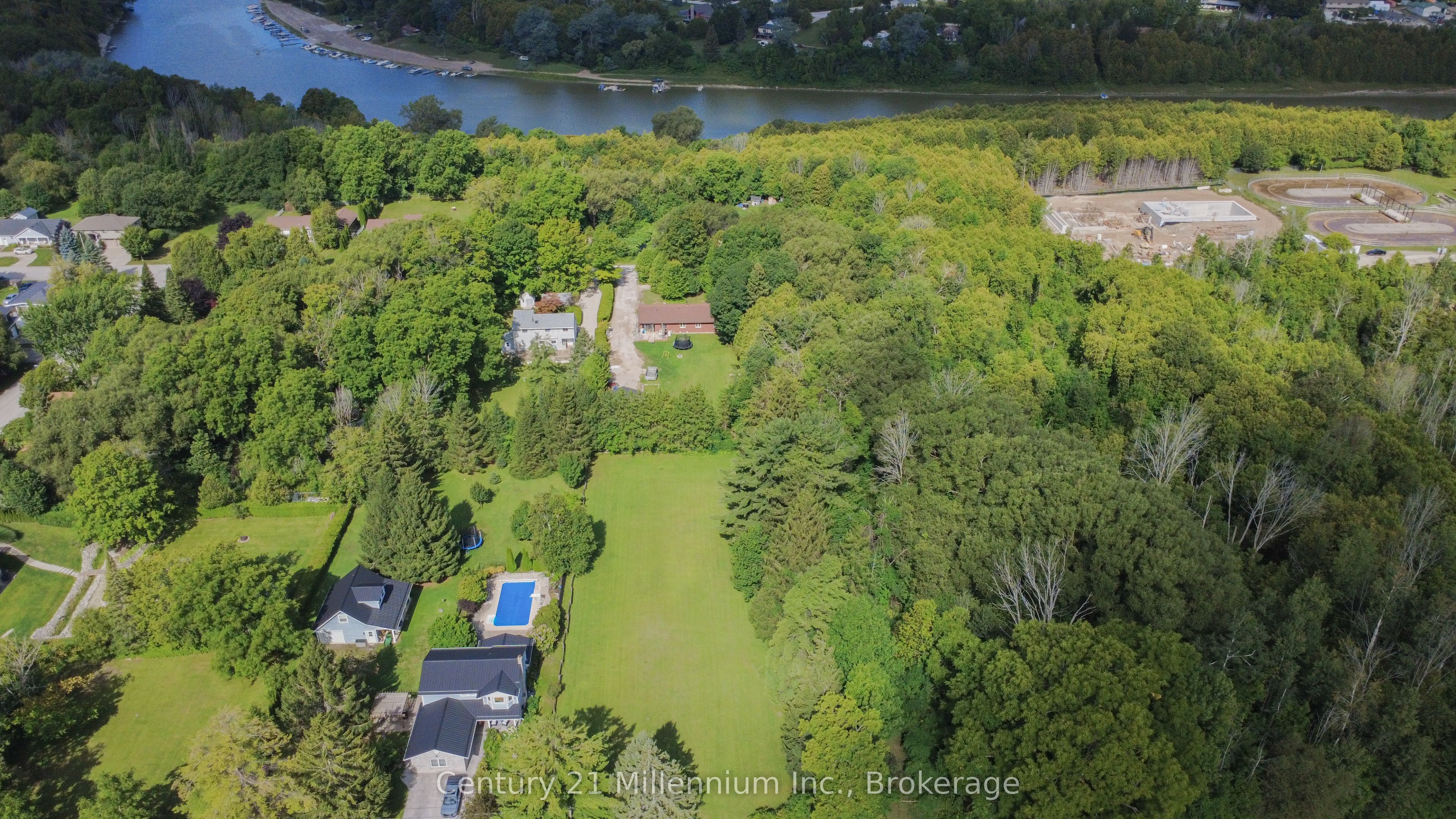 256 Anglesia Street N Property Photo 6