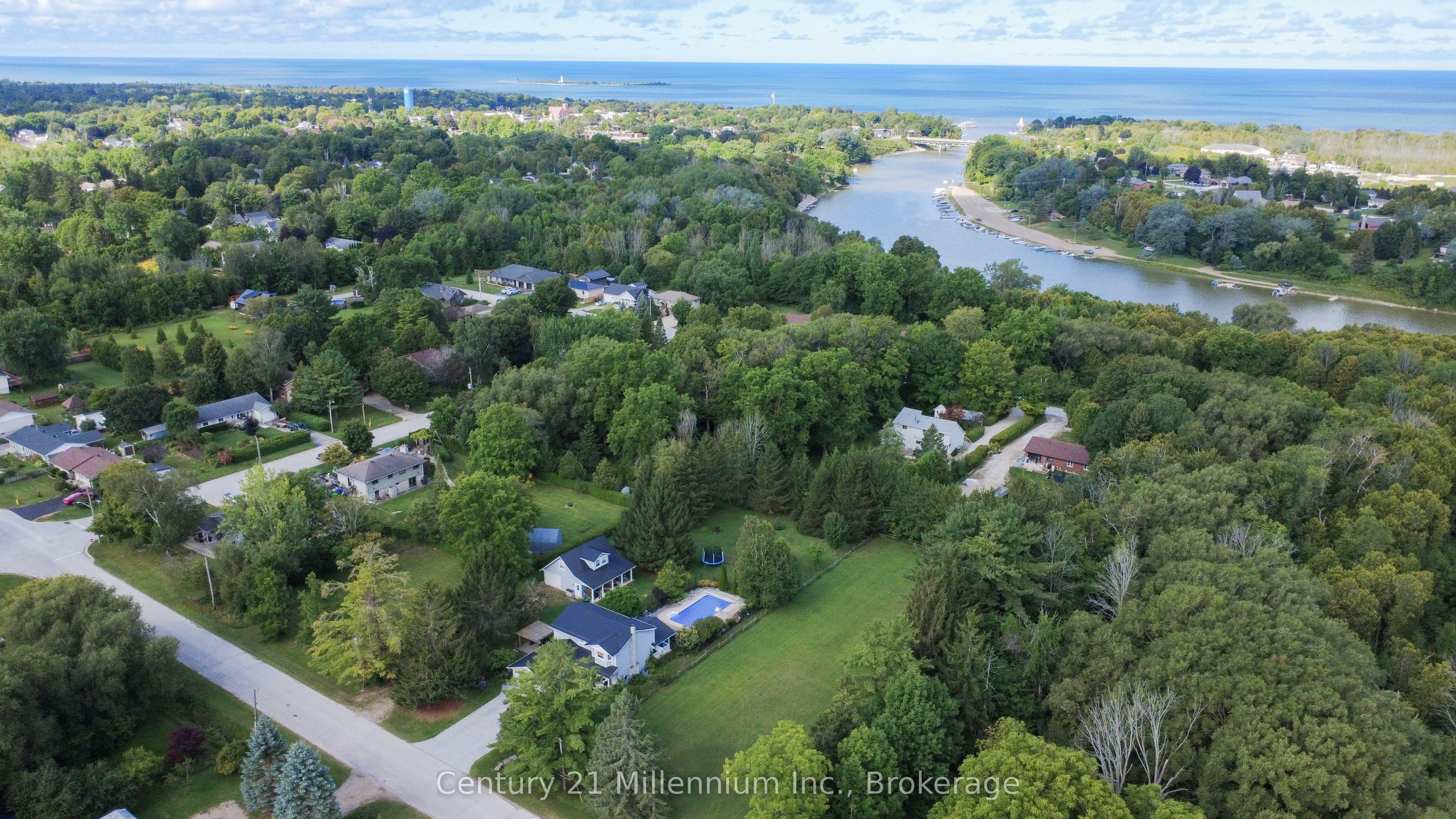 256 Anglesia Street N Property Photo 7