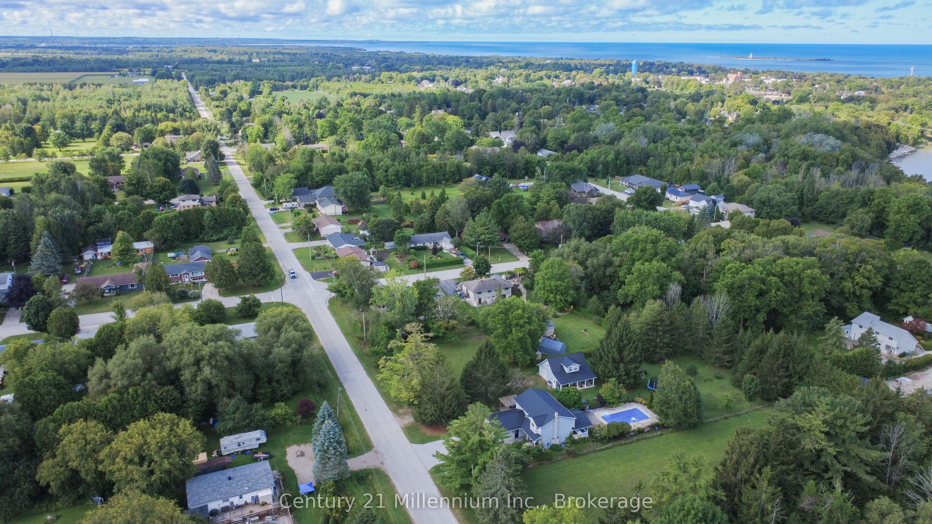 256 Anglesia Street N Property Photo 8