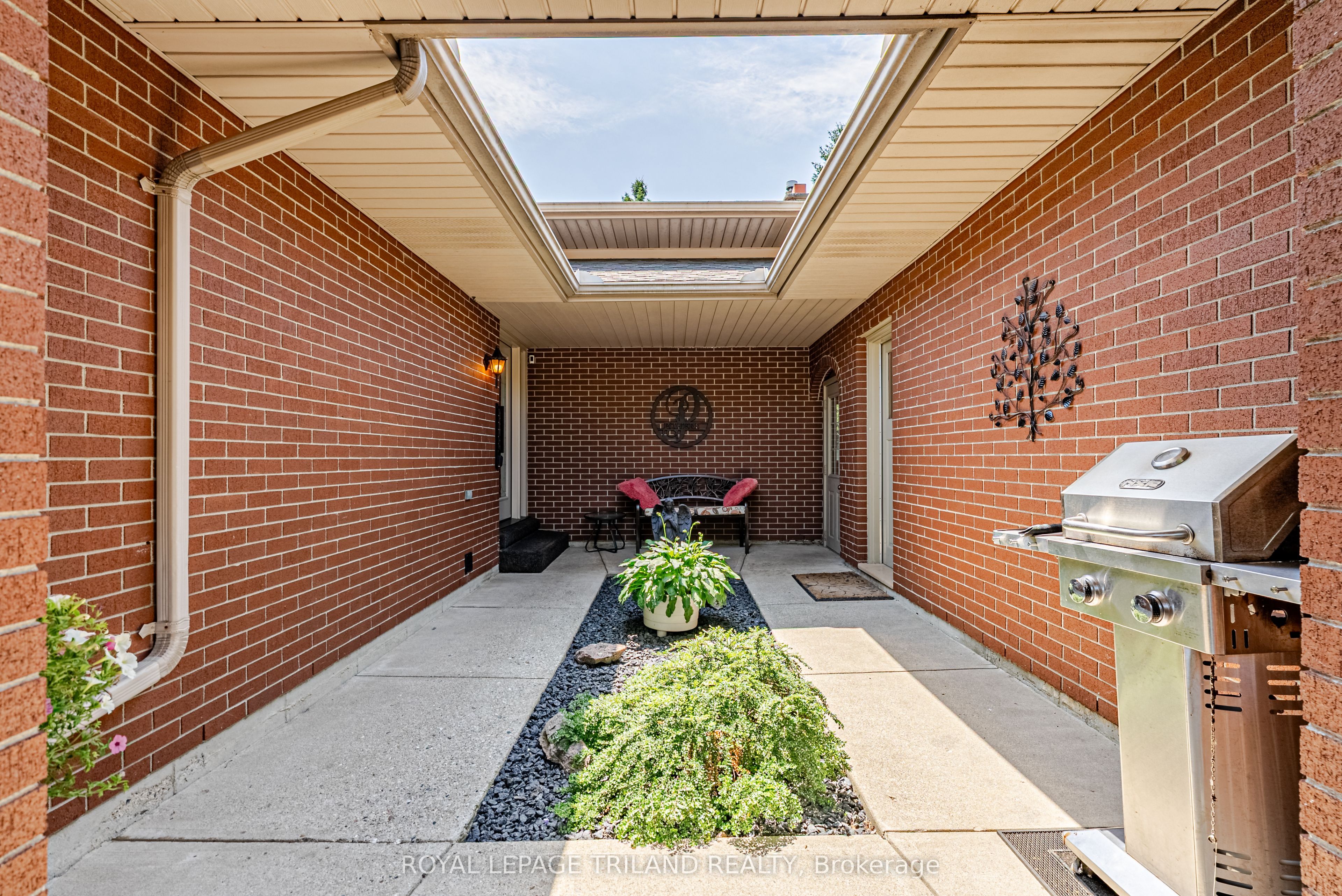 189 Huntington Crescent Property Photo 3