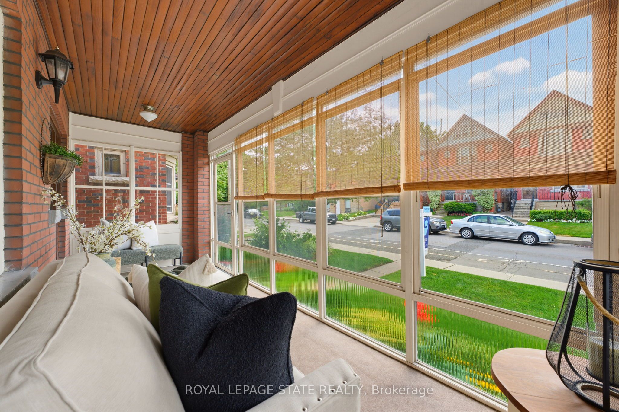 394 Charlton Avenue W Property Photo 4