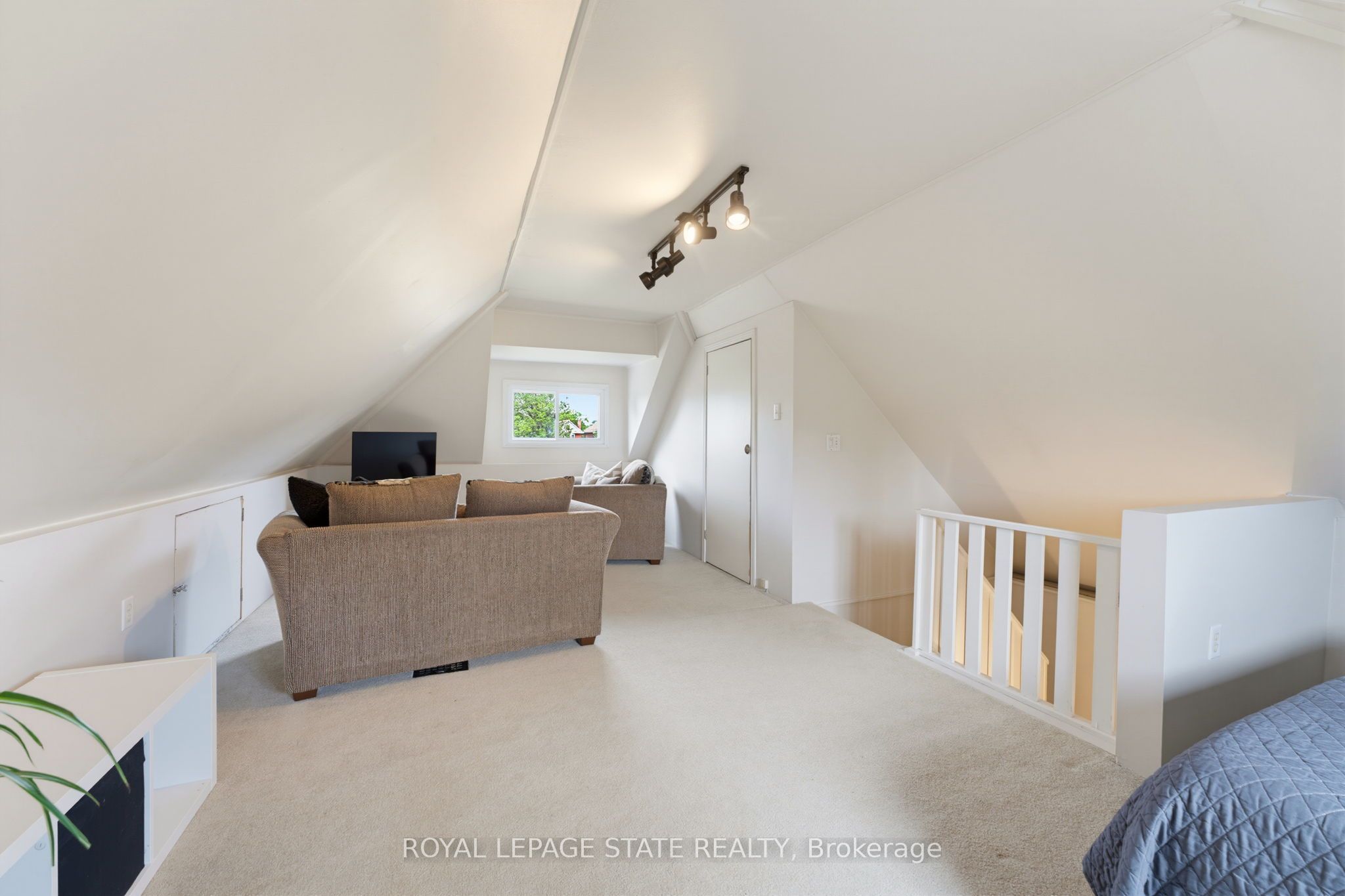 394 Charlton Avenue W Property Photo 27