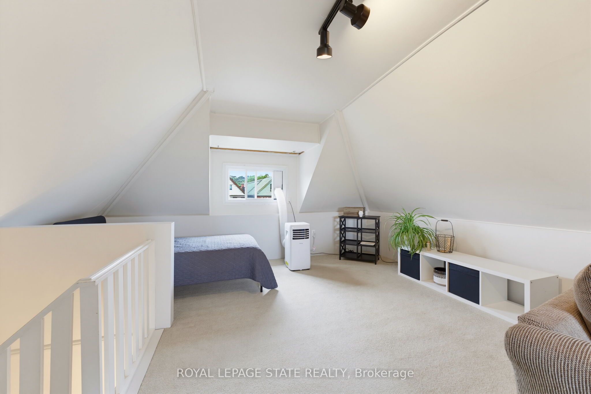 394 Charlton Avenue W Property Photo 29