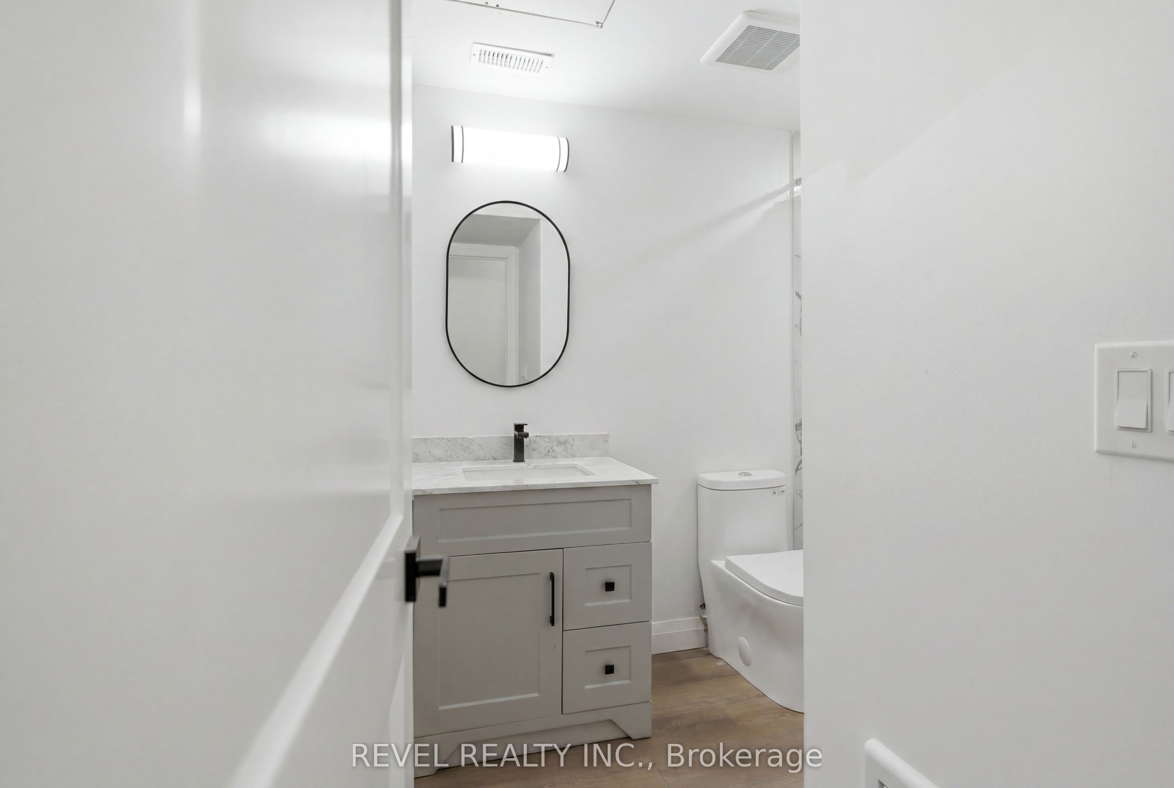 45 Wellington Street N Property Photo 21
