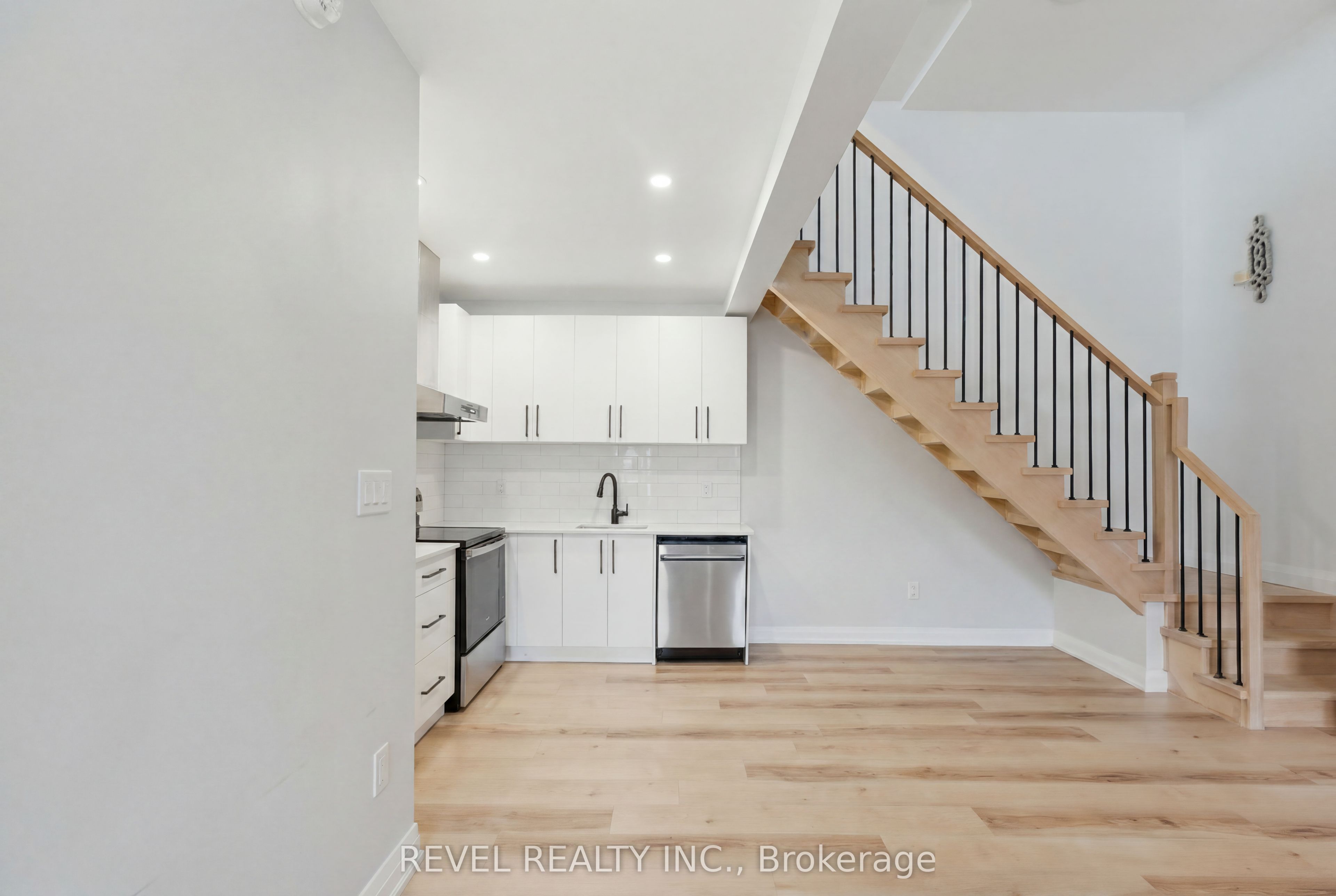 45 Wellington Street N Property Photo 27