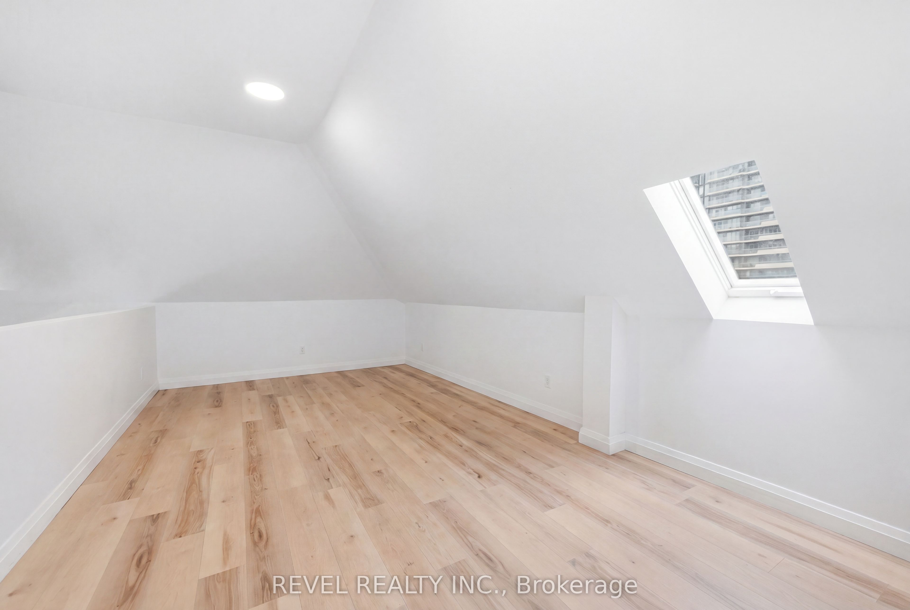 45 Wellington Street N Property Photo 28
