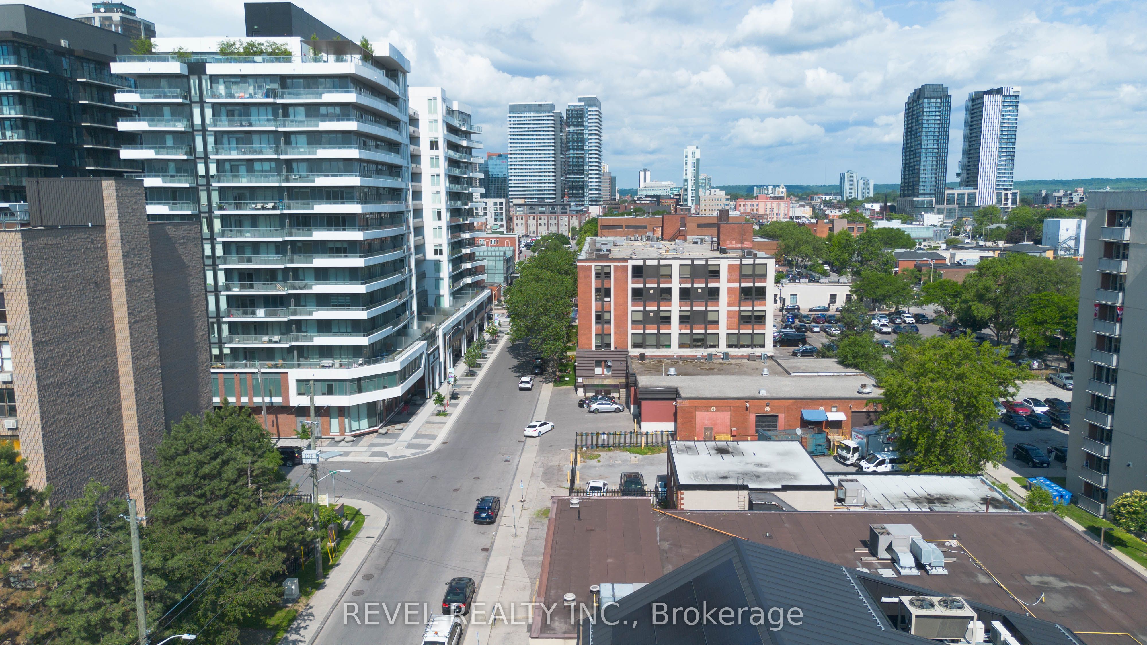 45 Wellington Street N Property Photo 32