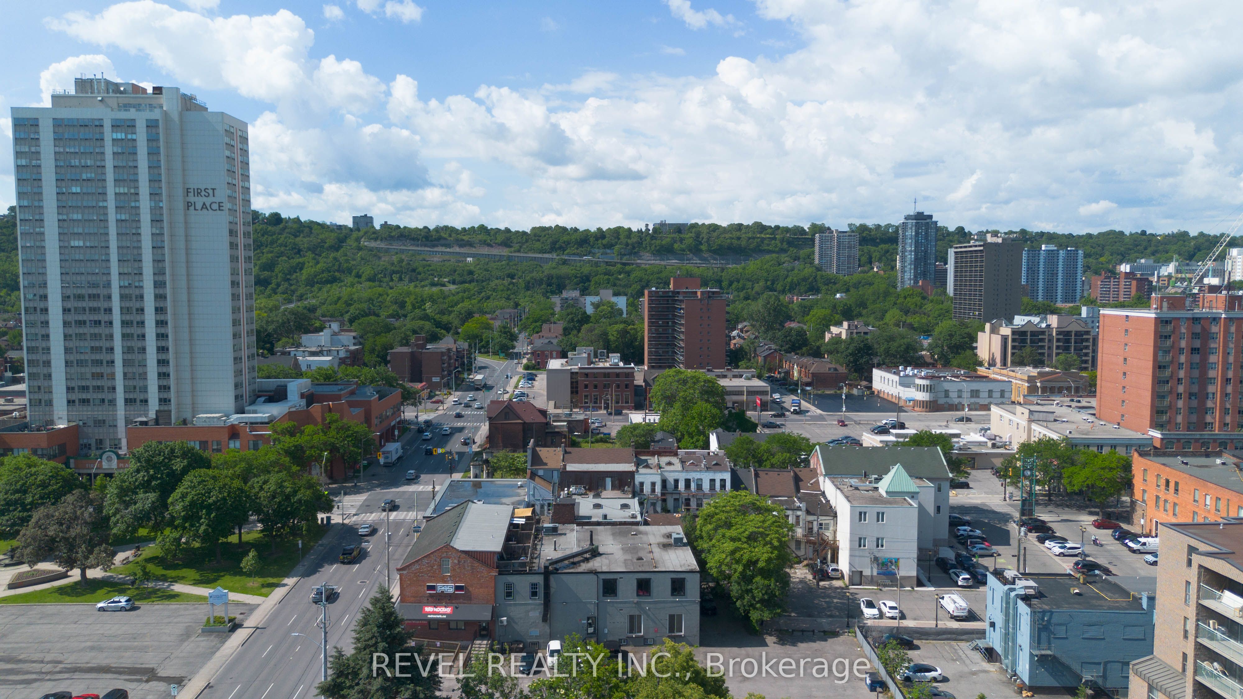 45 Wellington Street N Property Photo 34