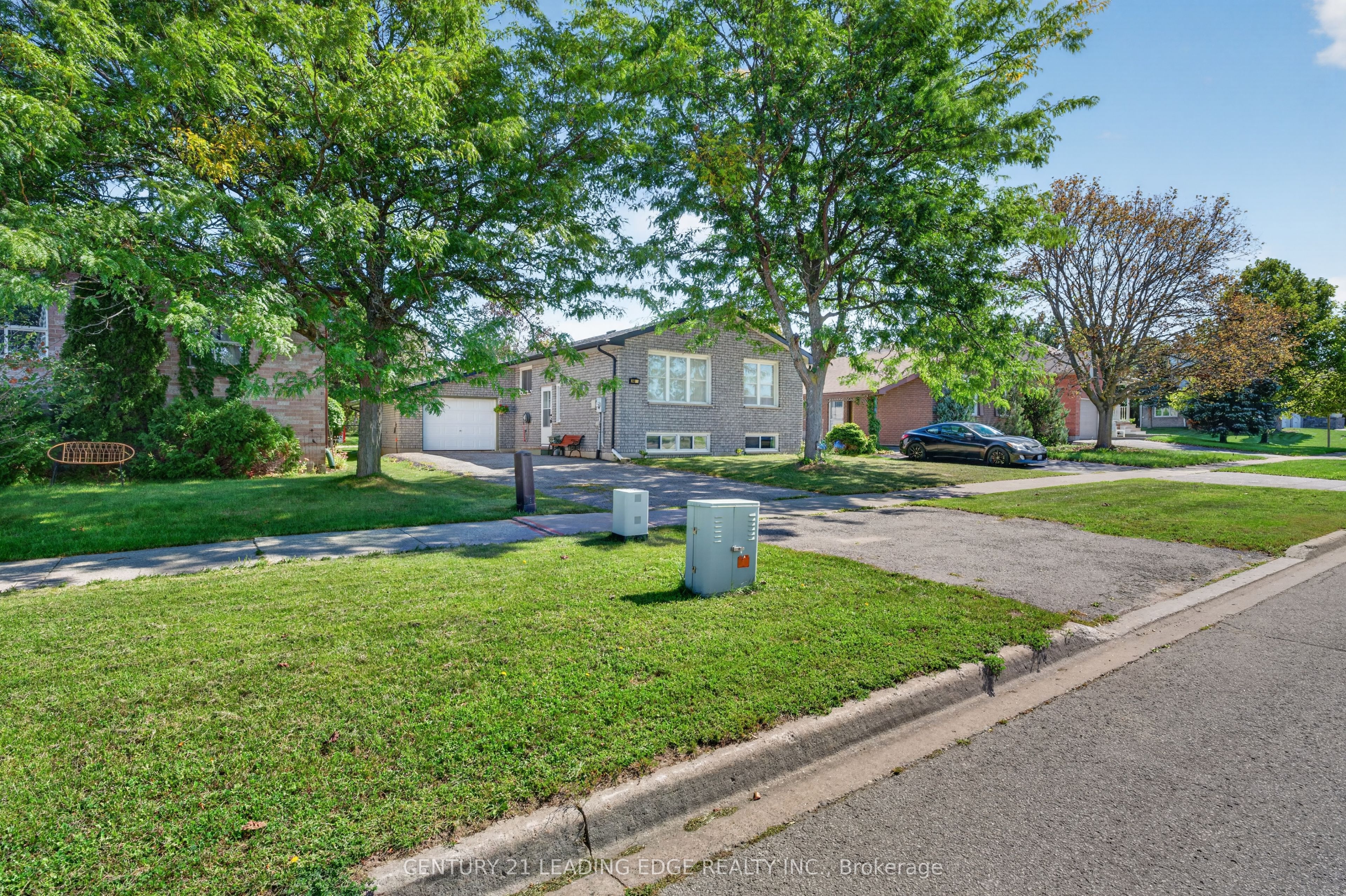 248 Victoria Avenue N Property Photo 1