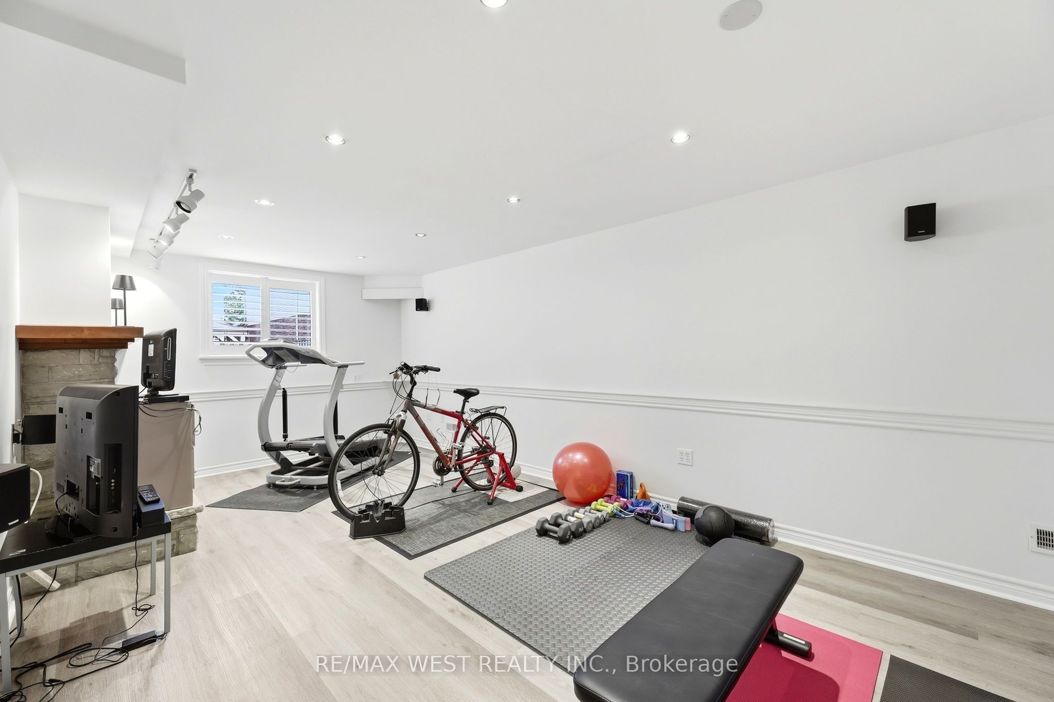916 Silversmith Street Property Photo 8