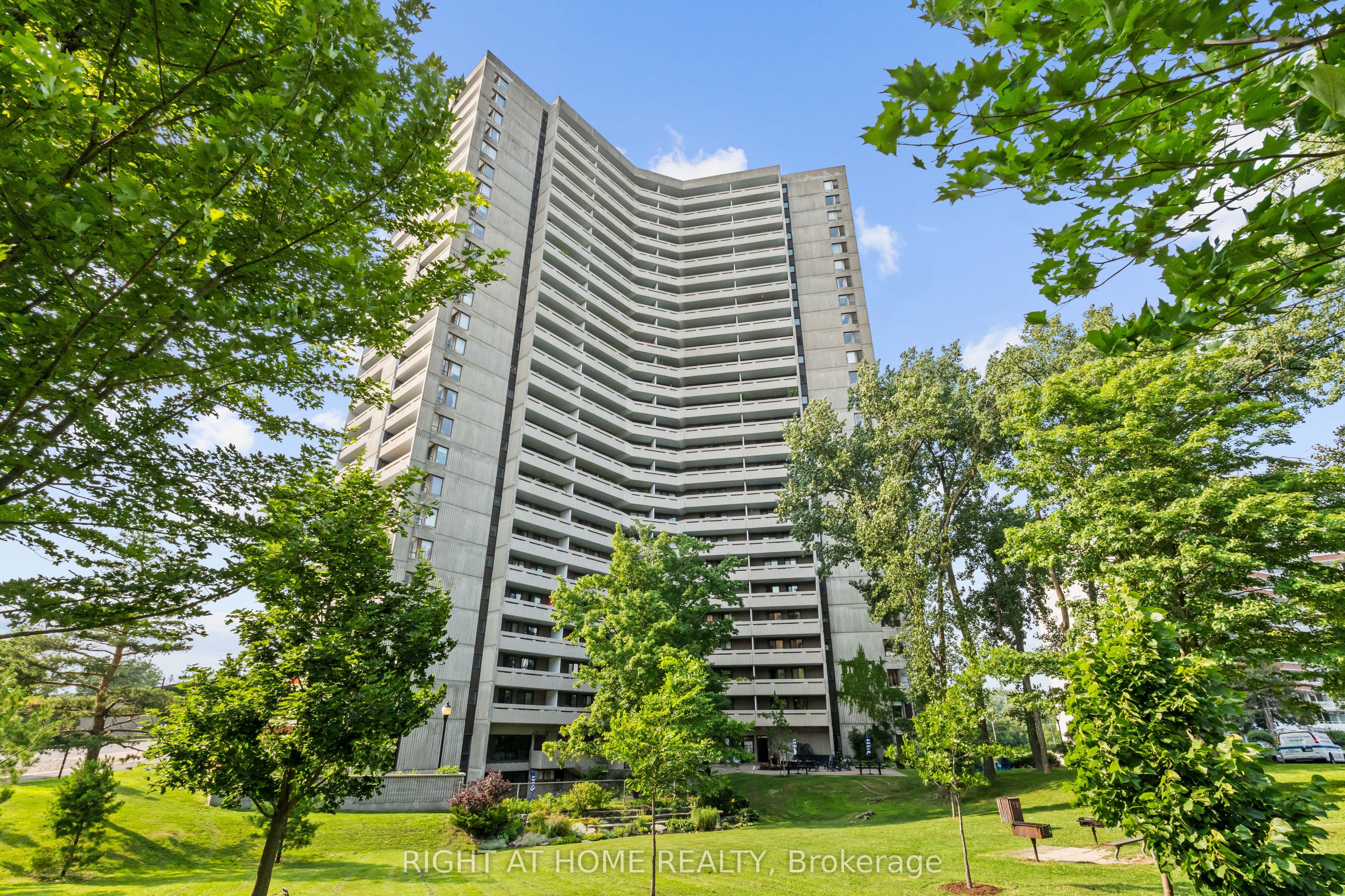 1081 AMBLESIDE Drive 306