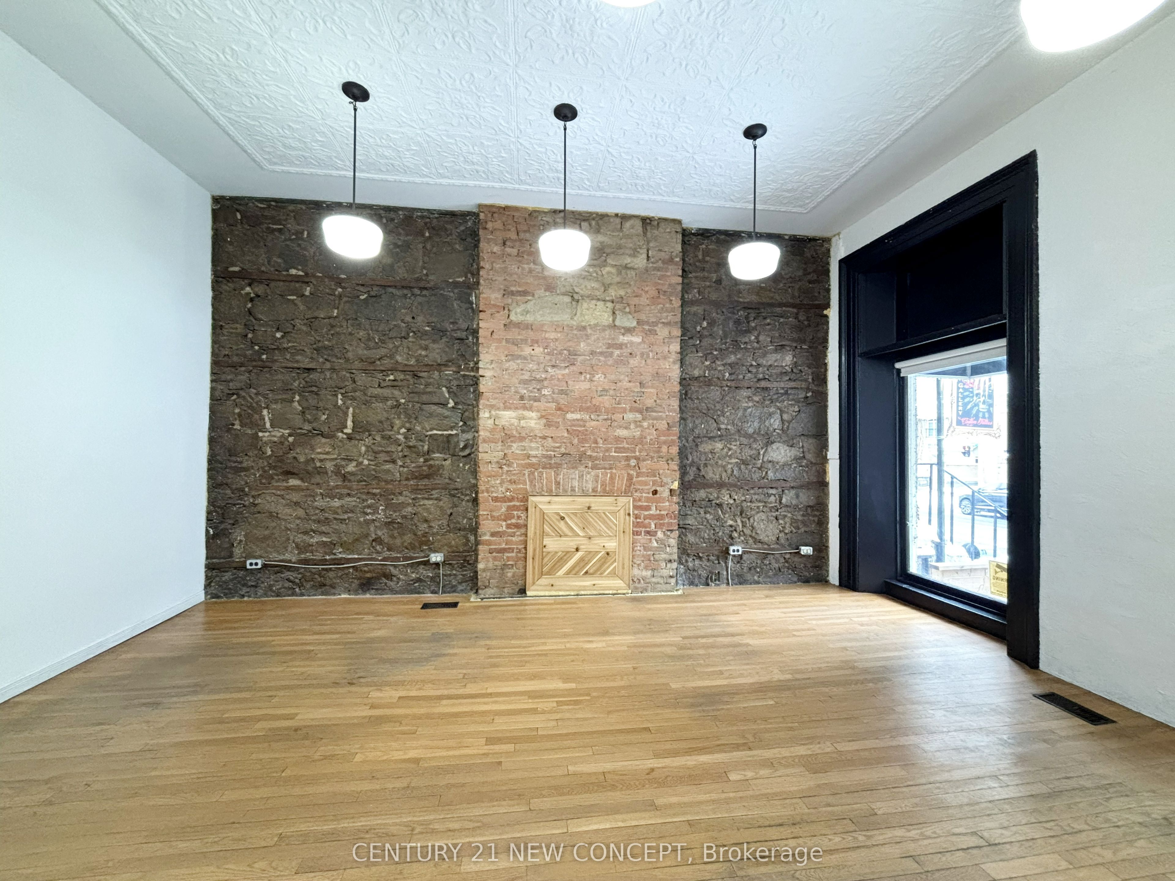 146 James Street S Main & Bsmt Property Photo 4