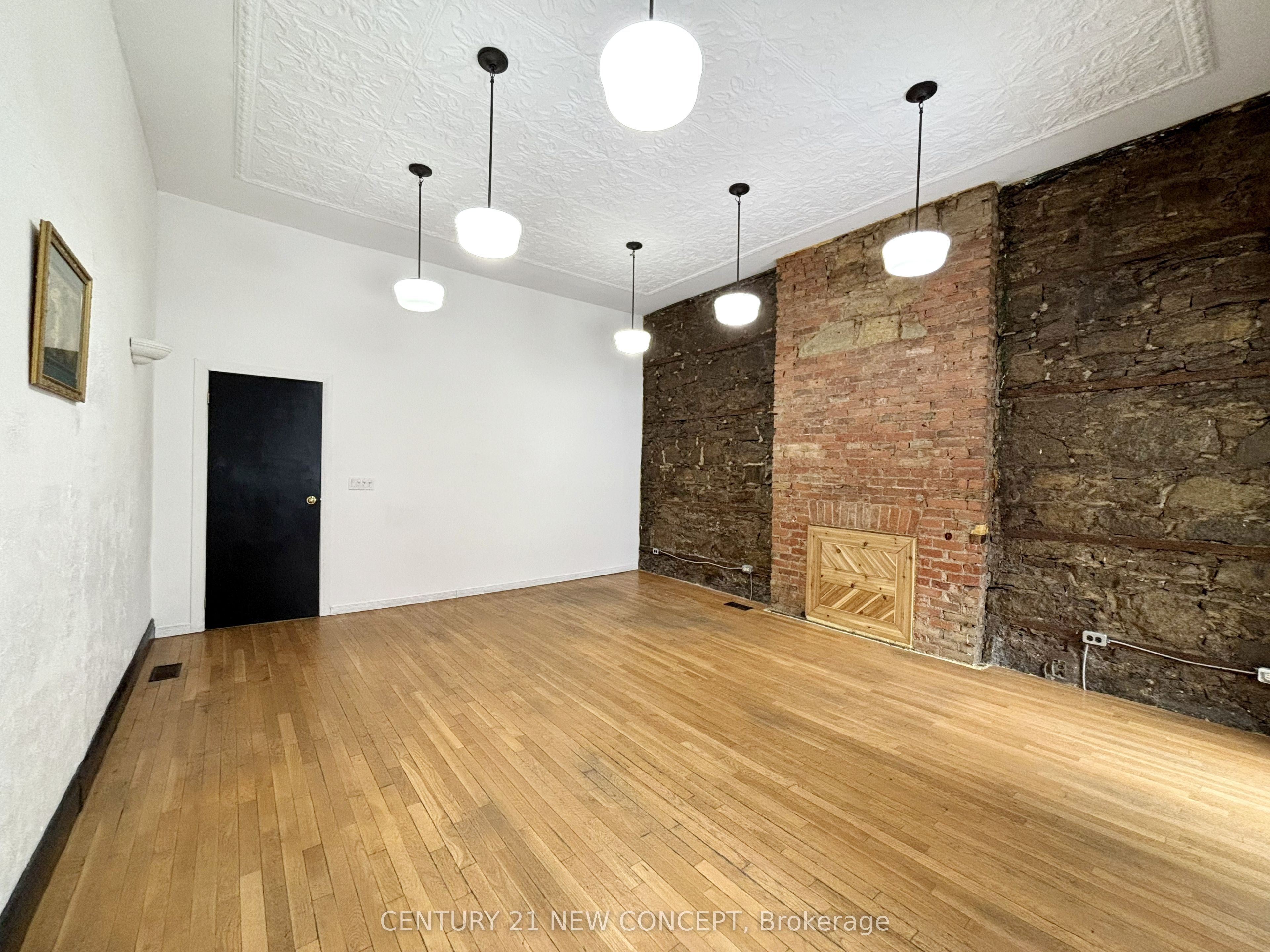 146 James Street S Main & Bsmt Property Photo 5