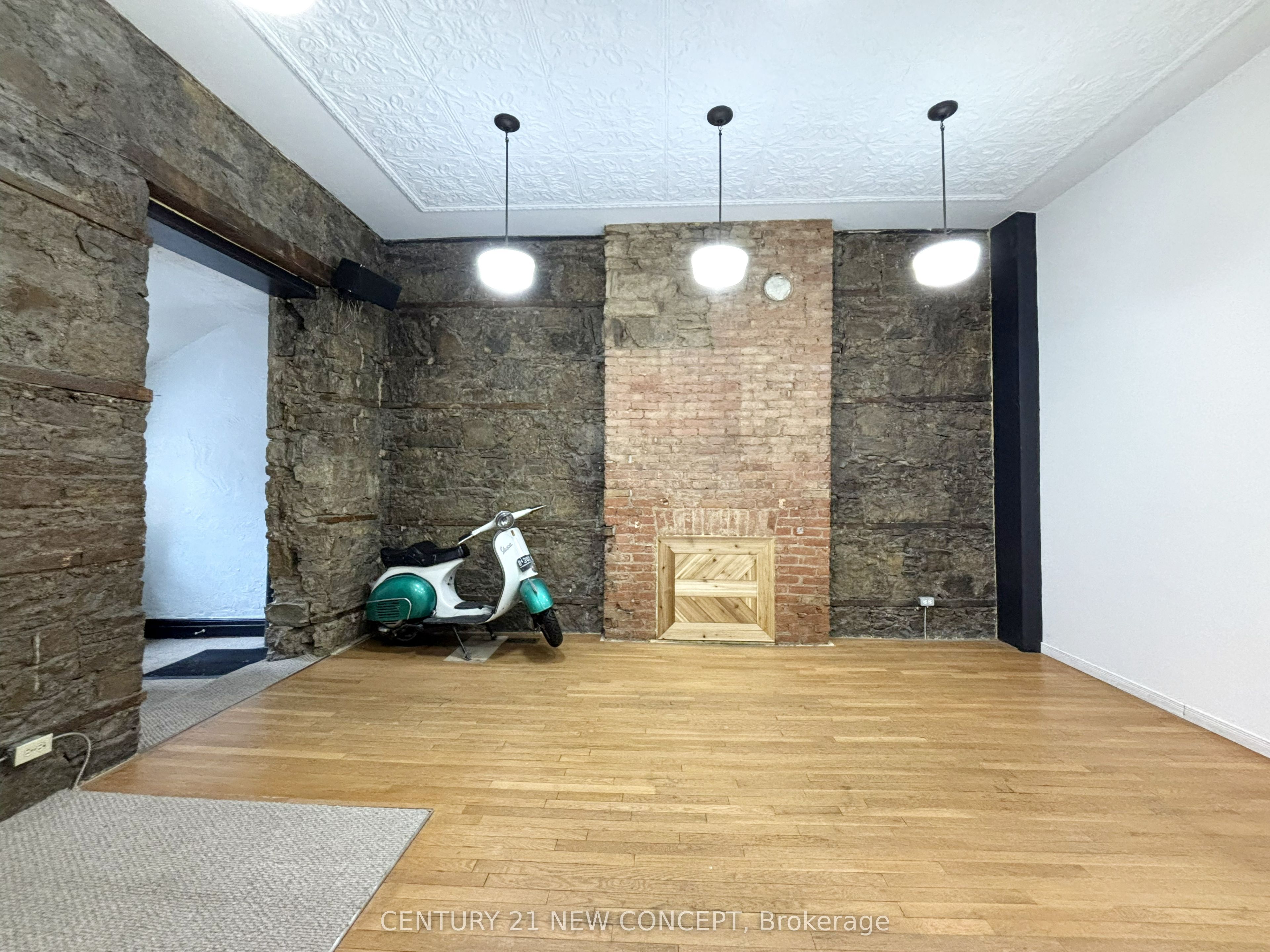 146 James Street S Main & Bsmt Property Photo 7